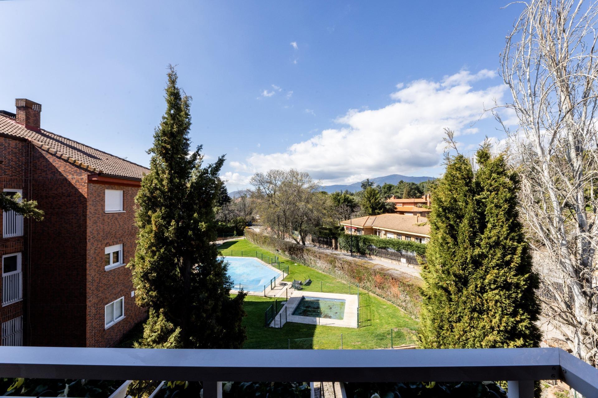 Luminoso piso con terraza en urbanización en Los Arroyos – El Escorial