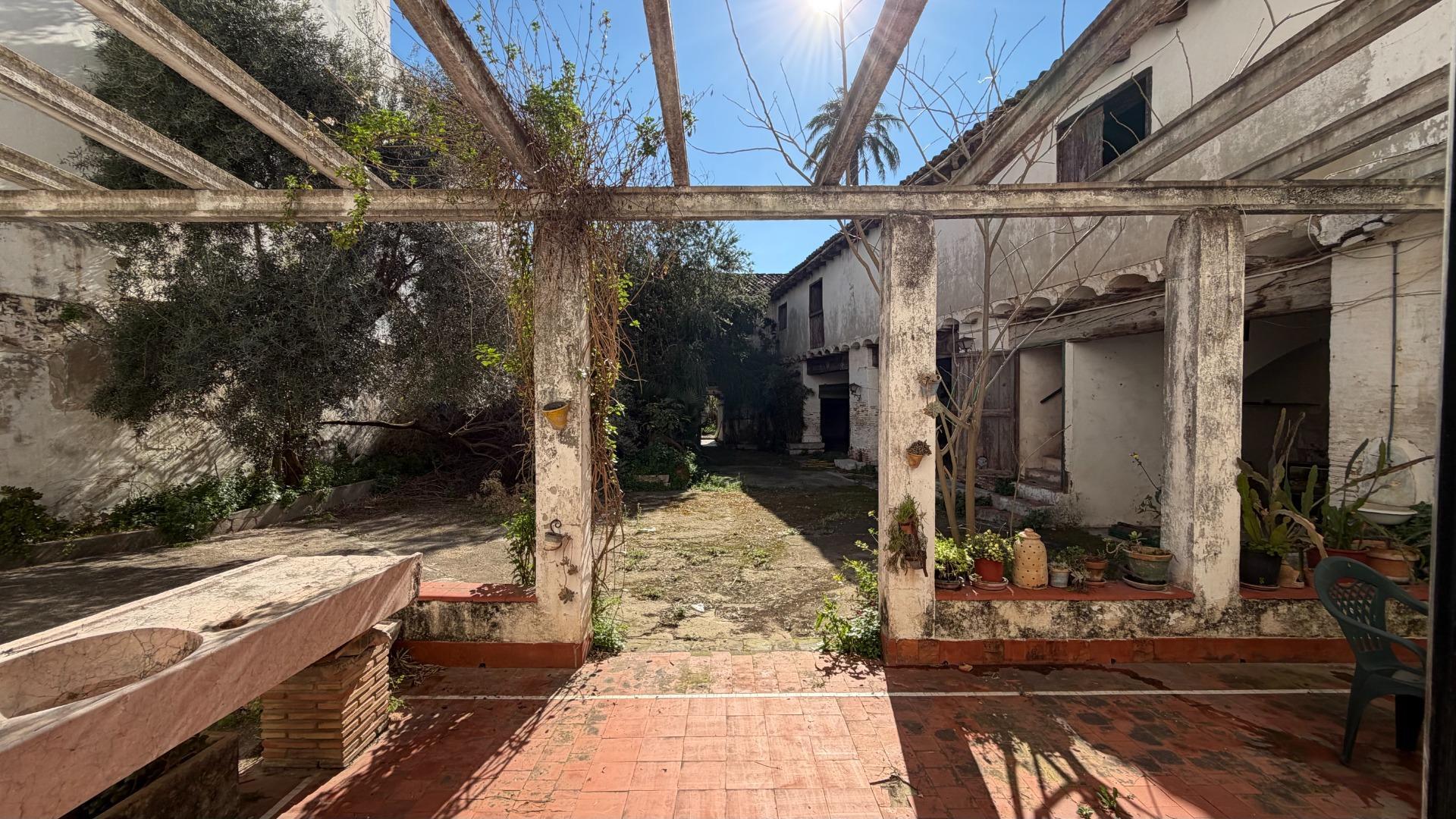 9-2-6 Casa de Pueblo en Alberic: 751 m², 6 Hab, Gran Patio y Antigua Cambra de la Seda