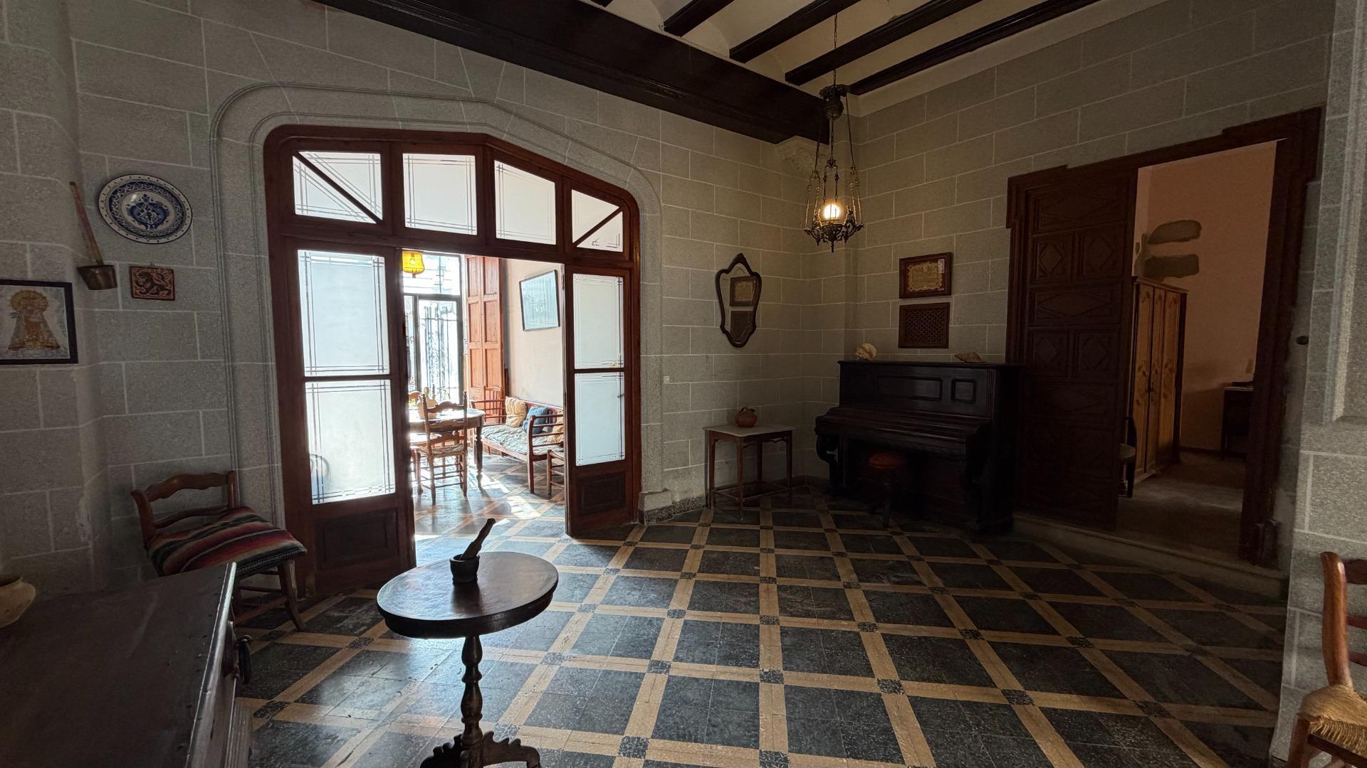 9-4-5 Casa de Pueblo en Alberic: 751 m², 6 Hab, Gran Patio y Antigua Cambra de la Seda