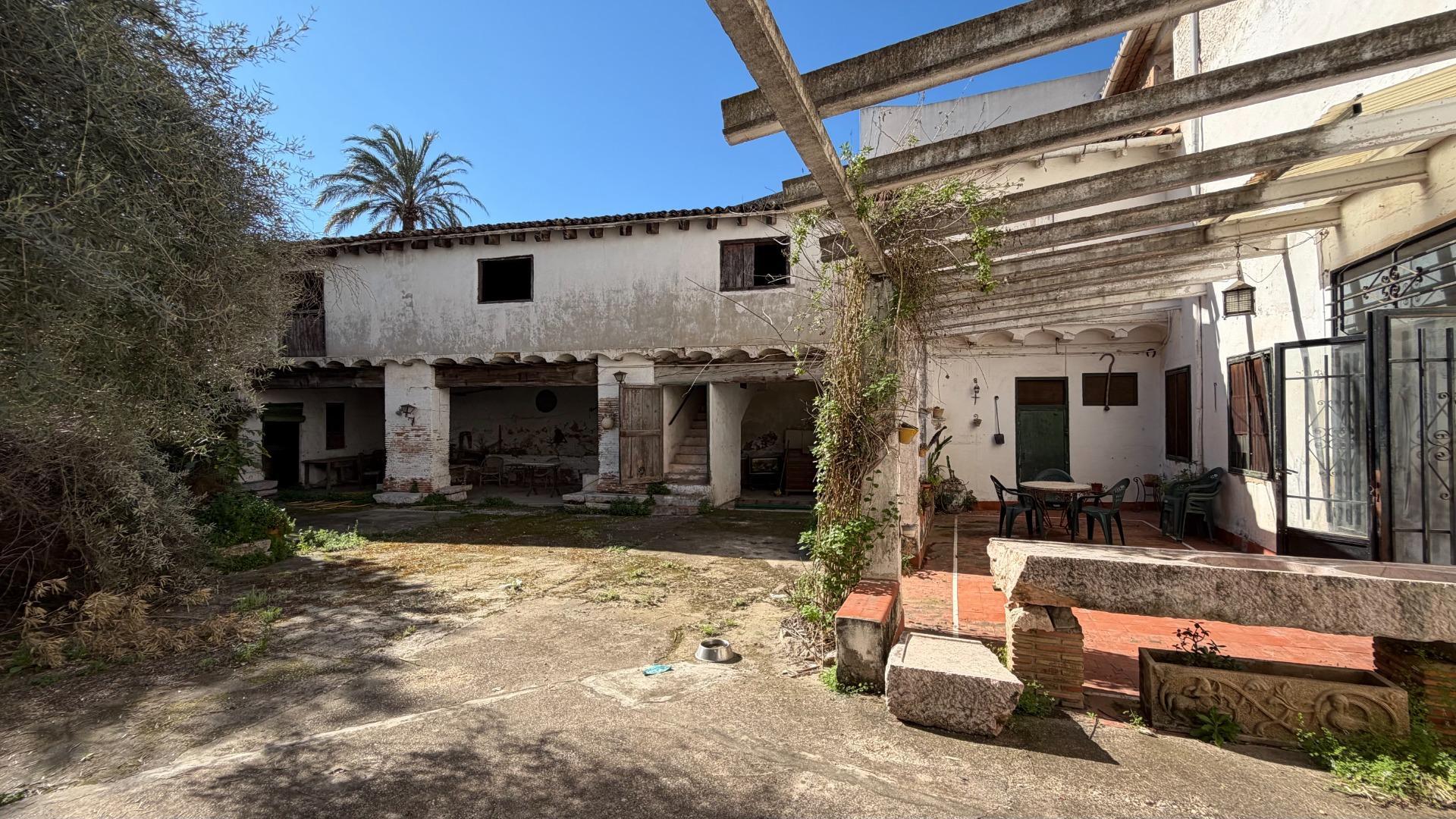 9-6-4 Casa de Pueblo en Alberic: 751 m², 6 Hab, Gran Patio y Antigua Cambra de la Seda