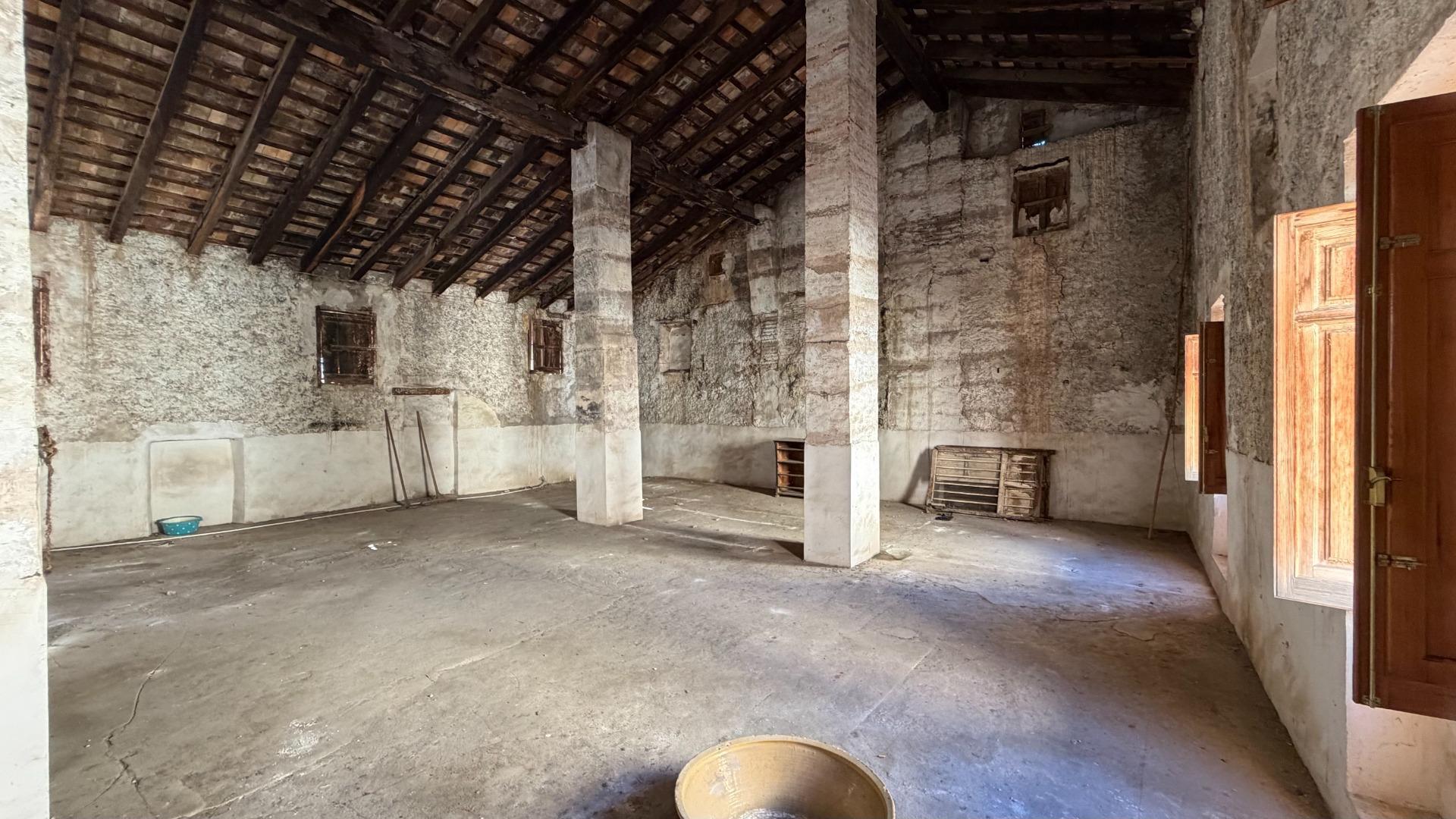9-7-4 Casa de Pueblo en Alberic: 751 m², 6 Hab, Gran Patio y Antigua Cambra de la Seda