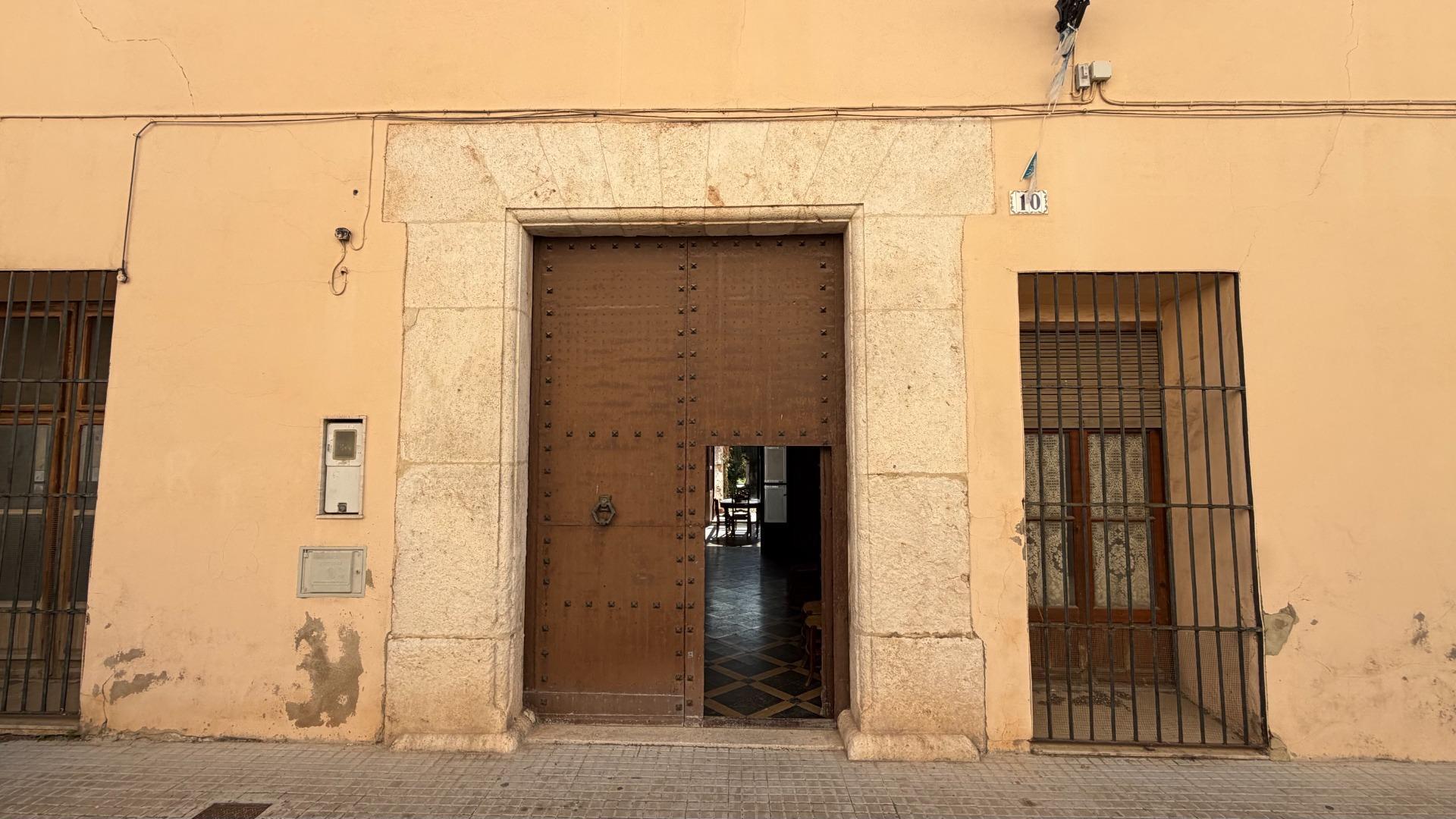 9-9-4 Casa de Pueblo en Alberic: 751 m², 6 Hab, Gran Patio y Antigua Cambra de la Seda