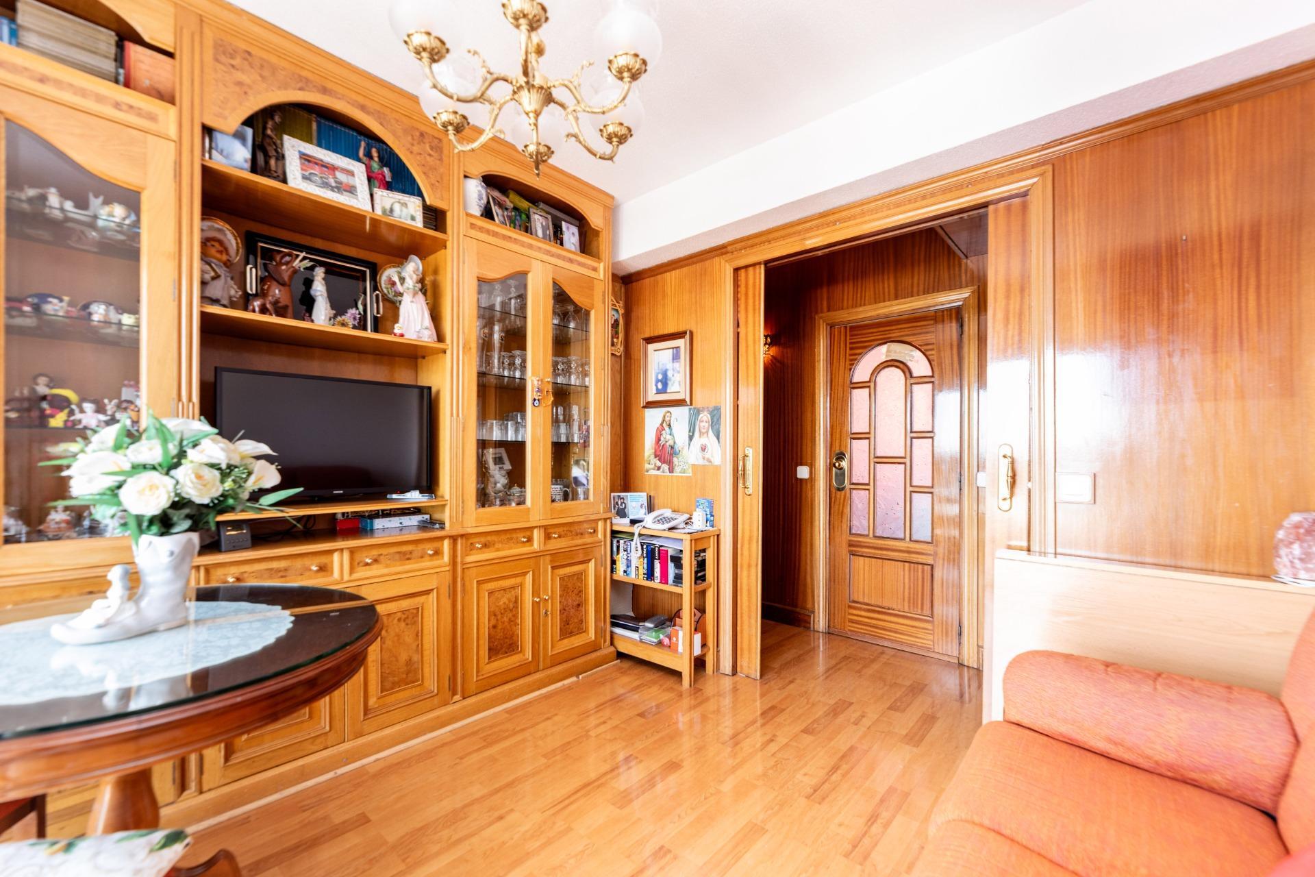 Piso de 3 Dormitorios con Terraza, Ascensor y Garaje en Alcorcón