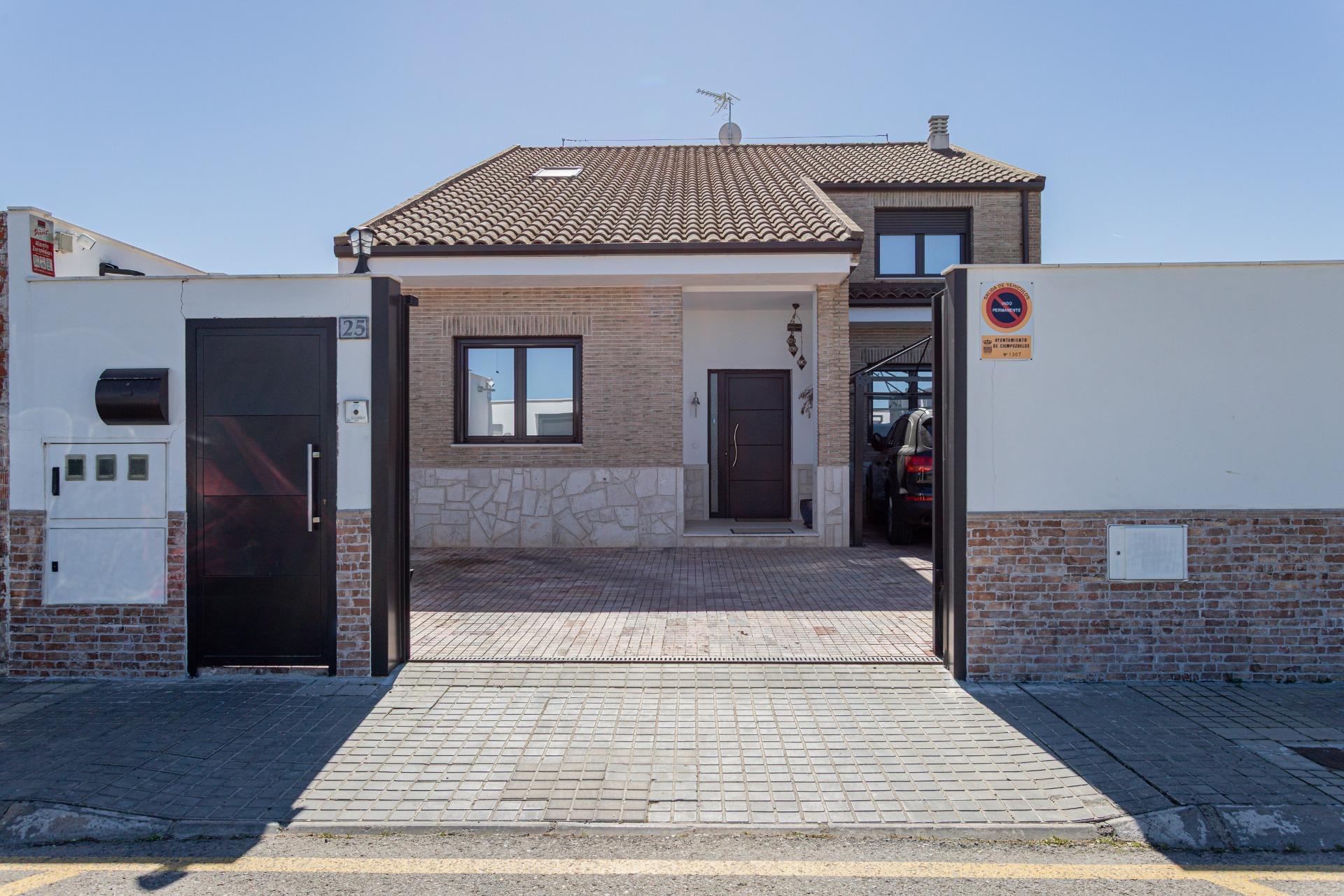 Un casa que no solo es una casa; es el marco donde tu vida merece ser escrita.