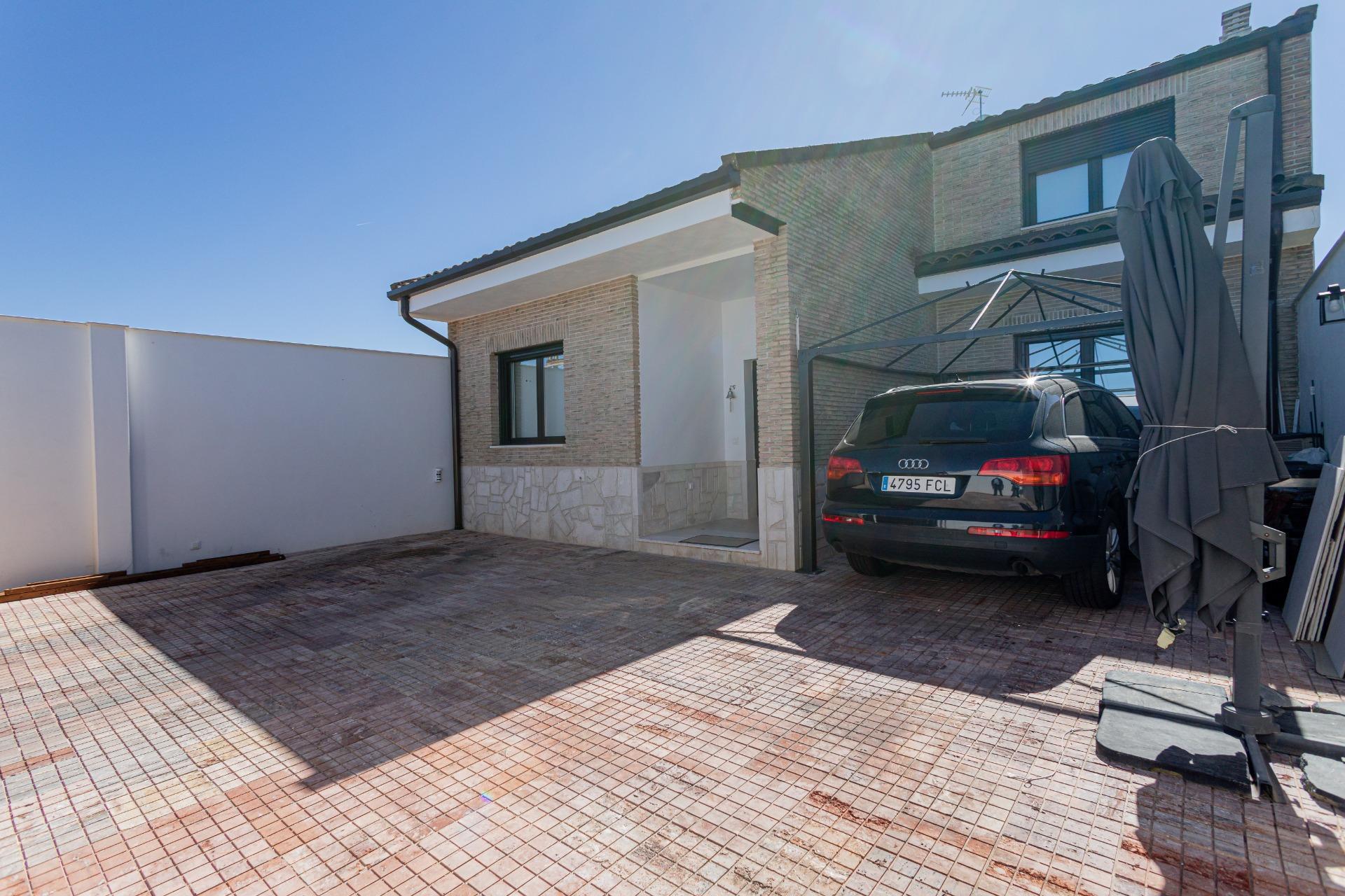 Un casa que no solo es una casa; es el marco donde tu vida merece ser escrita.
