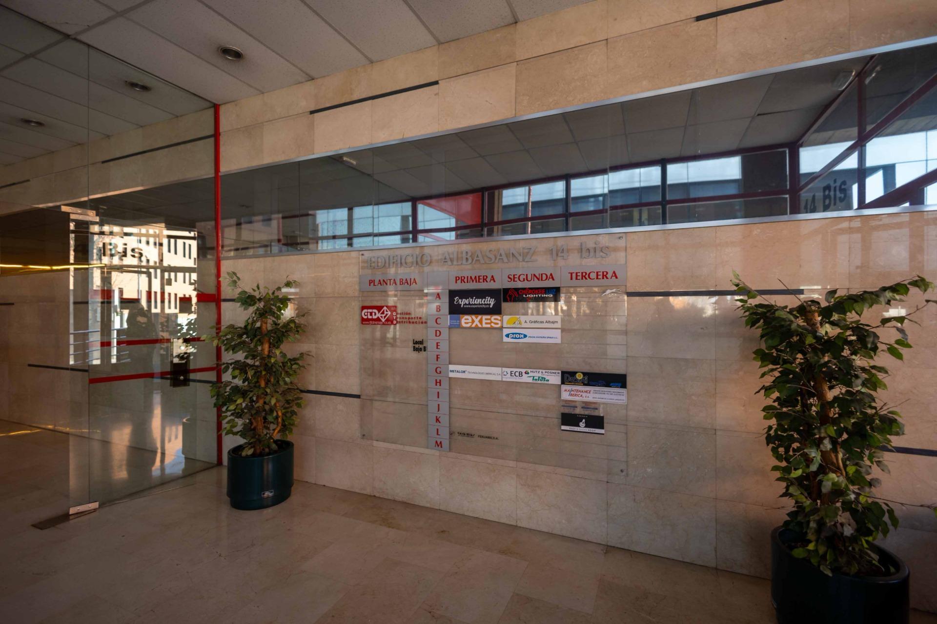 10-5-2 Local en alquiler en Calle de Albasanz 14, Madrid