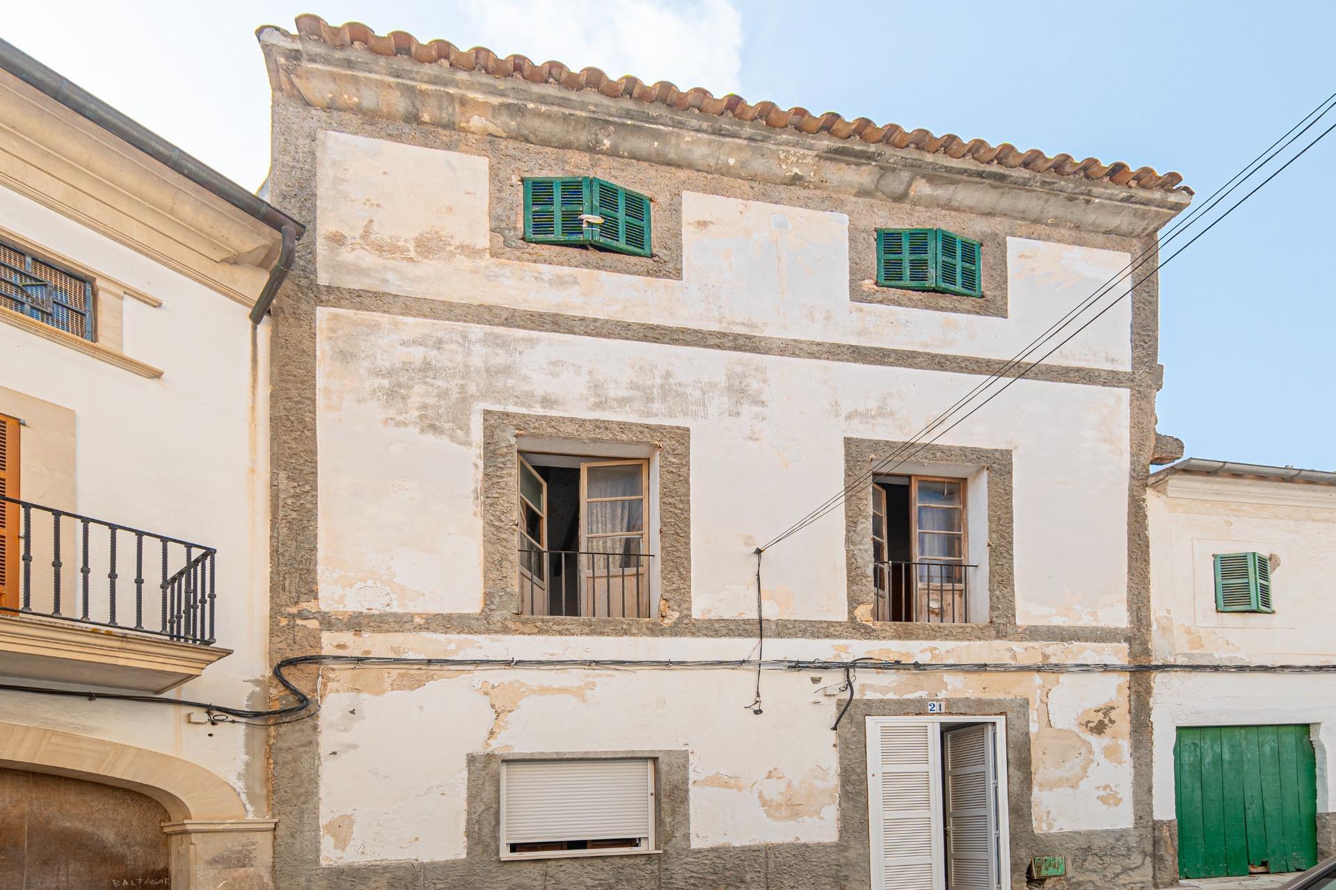 Casa de pueblo de tres plantas para reformar en el centro histórico de Felanitx