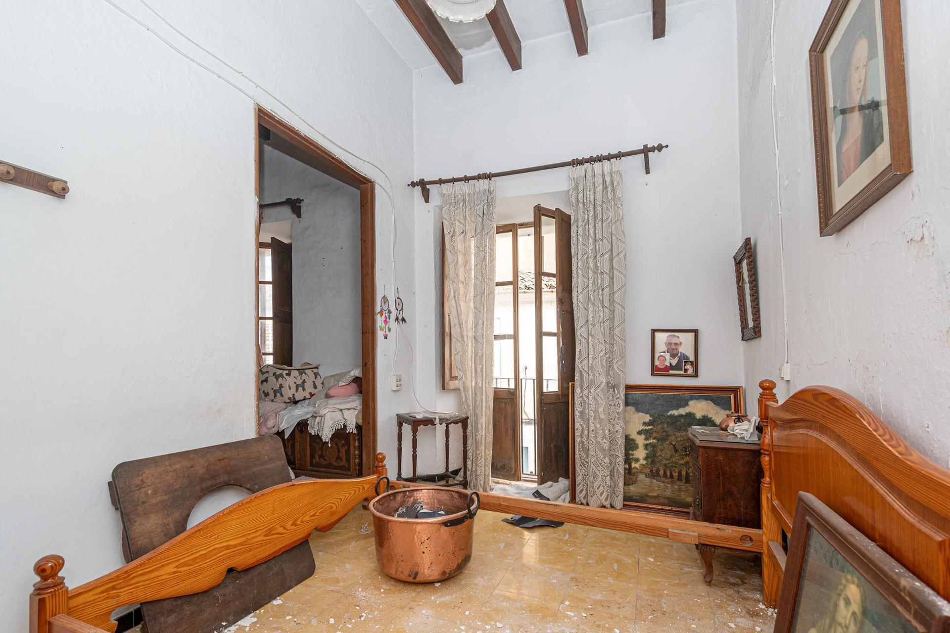 Casa de pueblo de tres plantas para reformar en el centro histórico de Felanitx