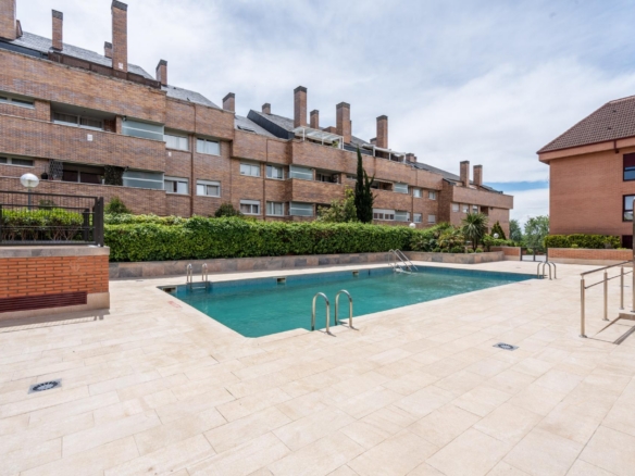 ^**^PRECIOSO BAJO REFORMADO CON GRAN JARDÍN PRIVADO, PISCINA Y PLAZA DE GARAJE EN EURÓPOLIS, LAS ROZAS^**^