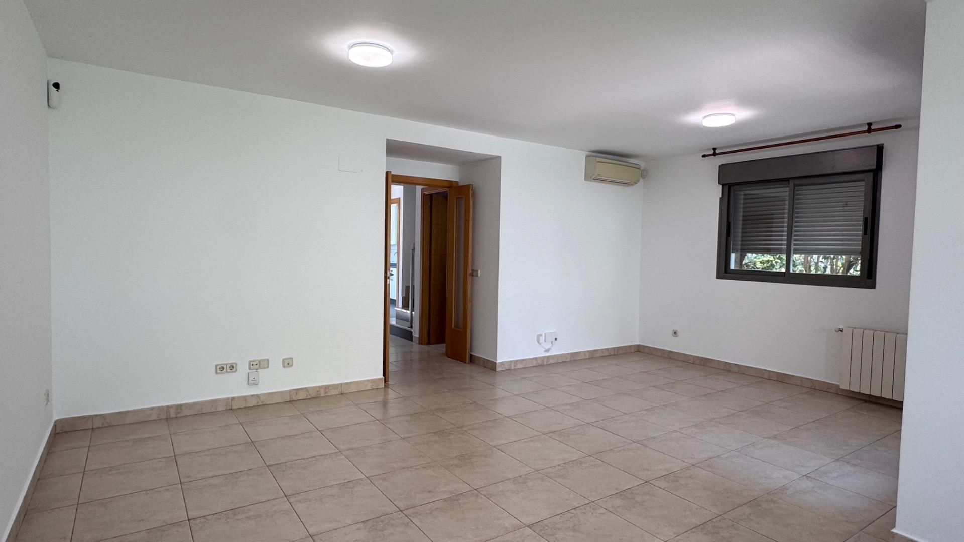 🏡✨ Vive el alquiler de lujo en esta urbanización privada – ALQUILER DE TEMPORADA.