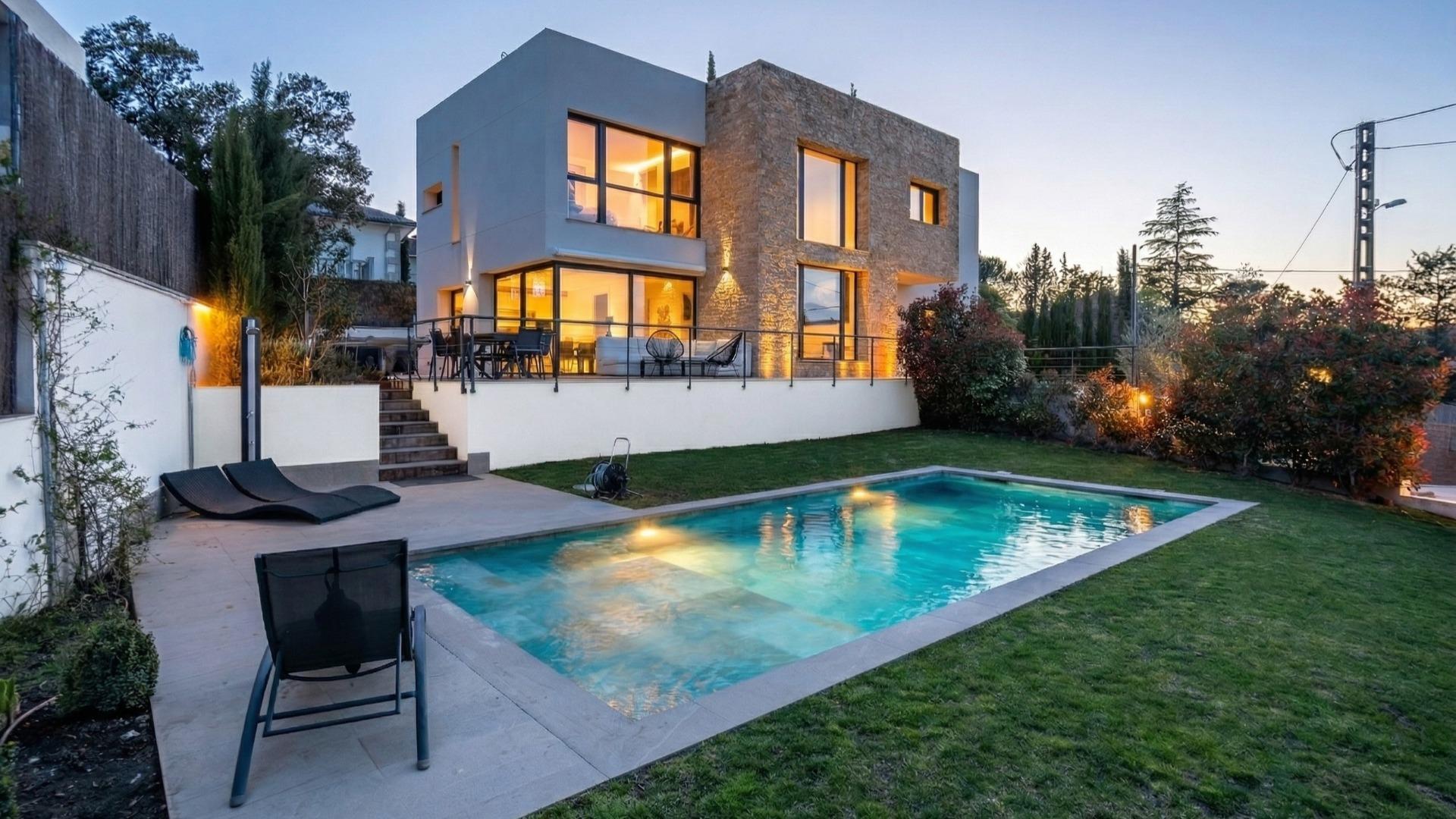 IMPRESIONANTE VIVIENDA DE DISEÑO CON PISCINA DE SAL Y ESPECTACULARES VISTAS