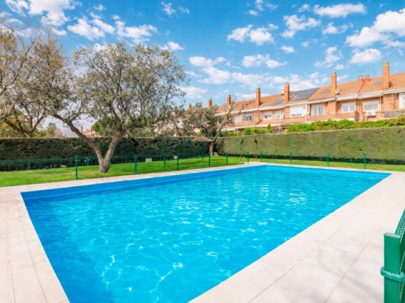 Espectacular Chalet con Jardín y Buhardilla en Las Rozas – Posibilidad de Alquiler con Opción a Compra