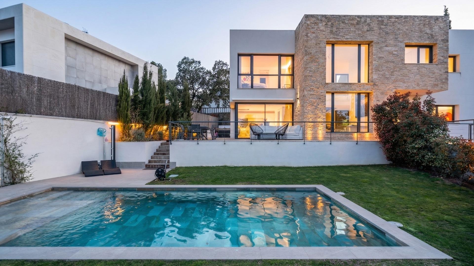 IMPRESIONANTE VIVIENDA DE DISEÑO CON PISCINA DE SAL Y ESPECTACULARES VISTAS