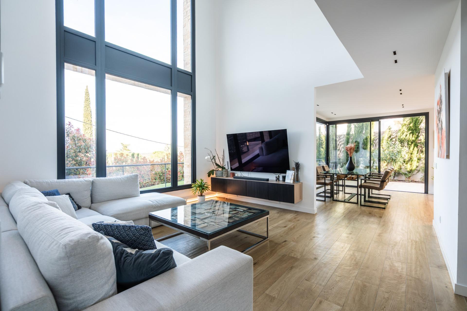 IMPRESIONANTE VIVIENDA DE DISEÑO CON PISCINA DE SAL Y ESPECTACULARES VISTAS