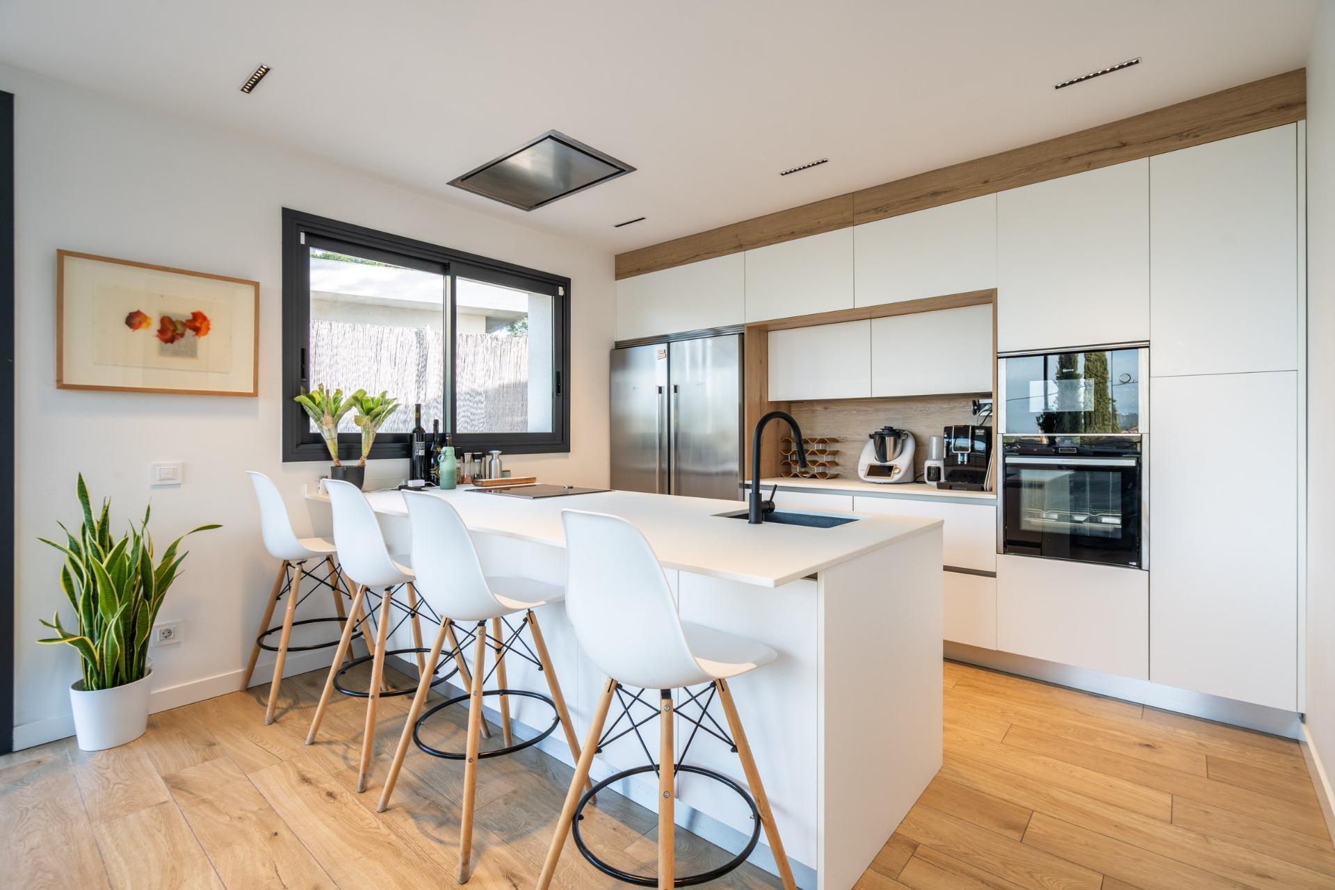 IMPRESIONANTE VIVIENDA DE DISEÑO CON PISCINA DE SAL Y ESPECTACULARES VISTAS