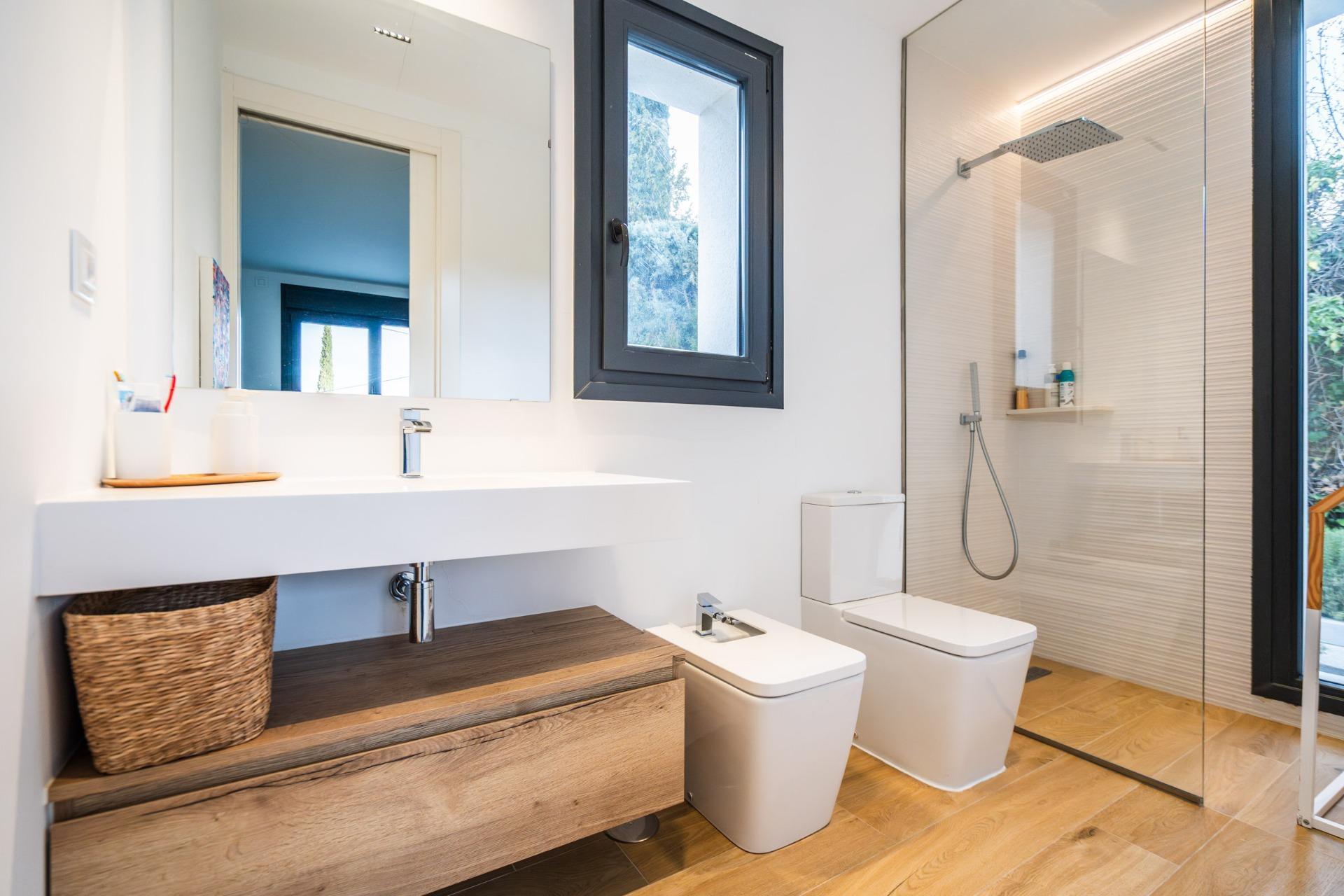 IMPRESIONANTE VIVIENDA DE DISEÑO CON PISCINA DE SAL Y ESPECTACULARES VISTAS