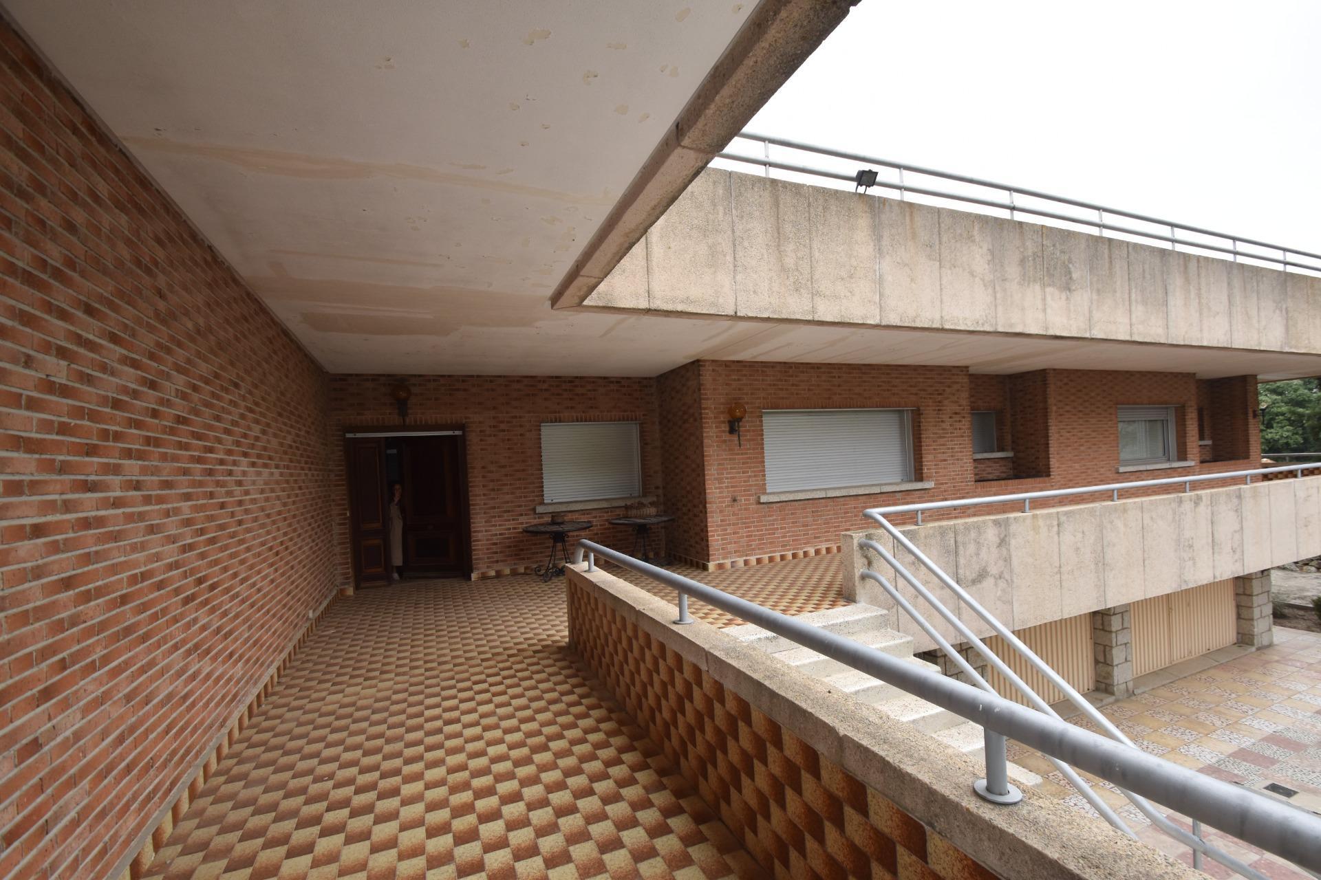 SINGULAR FINCA EN FUENTE EL SAZ DE JARAMA CON LICENCIA APROBADA.
