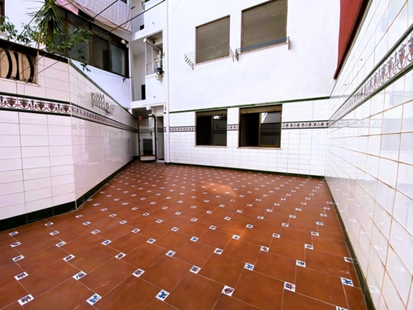 Mucho más que un piso: 4 dormitorios, terraza espectacular y un hogar esperando tu estilo.