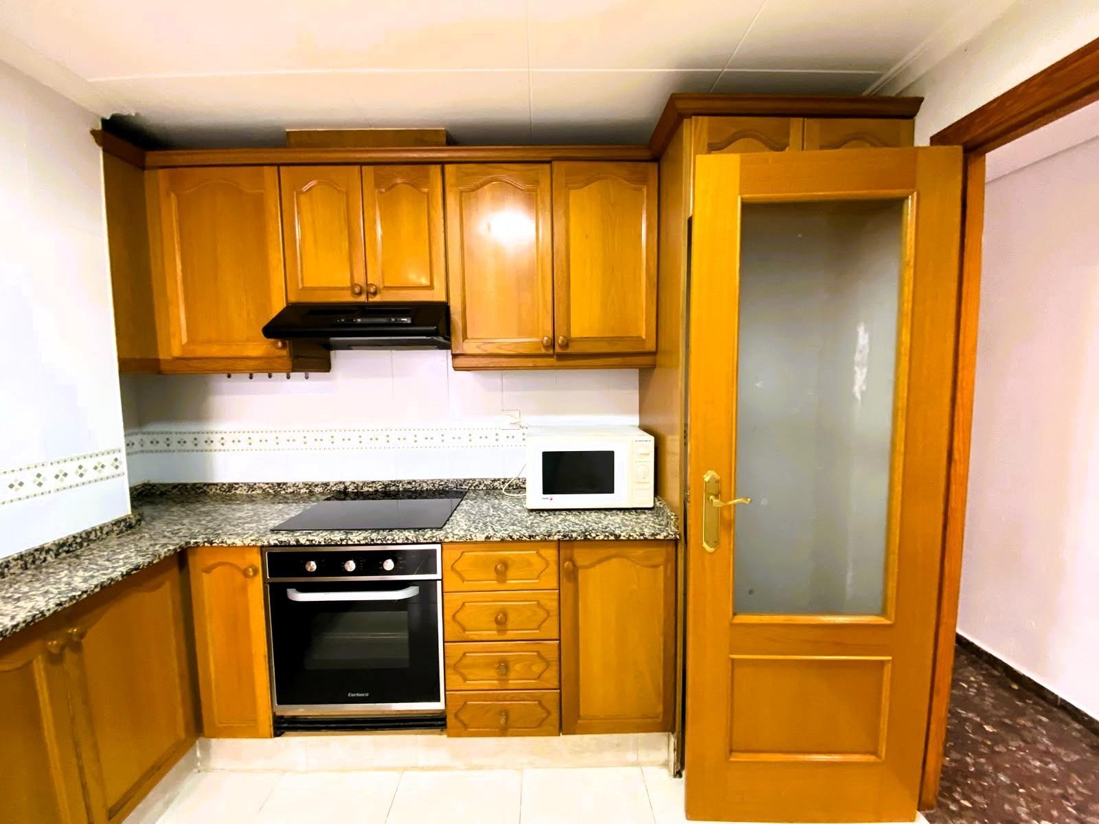 Mucho más que un piso: 4 dormitorios, terraza espectacular y un hogar esperando tu estilo.