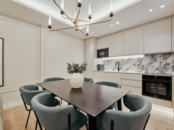 Finca con portería y ascensor en el barrio de Ibiza, 101 m2 con 3 hab/2 baños. Calle Alcalde Sainz de Baranda. Una 2 planta
