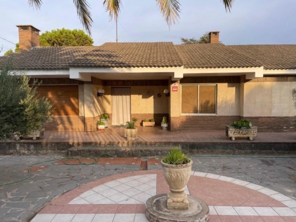 Exclusiva Finca de 2740 metros, con vivienda de 310 metros y piscina privada