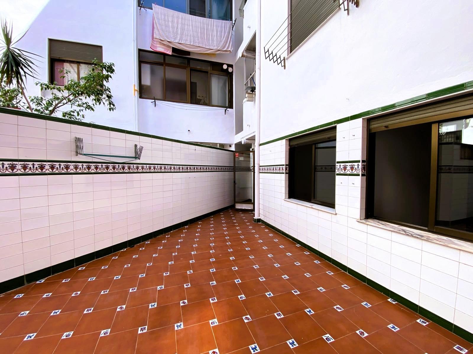 Mucho más que un piso: 4 dormitorios, terraza espectacular y un hogar esperando tu estilo.