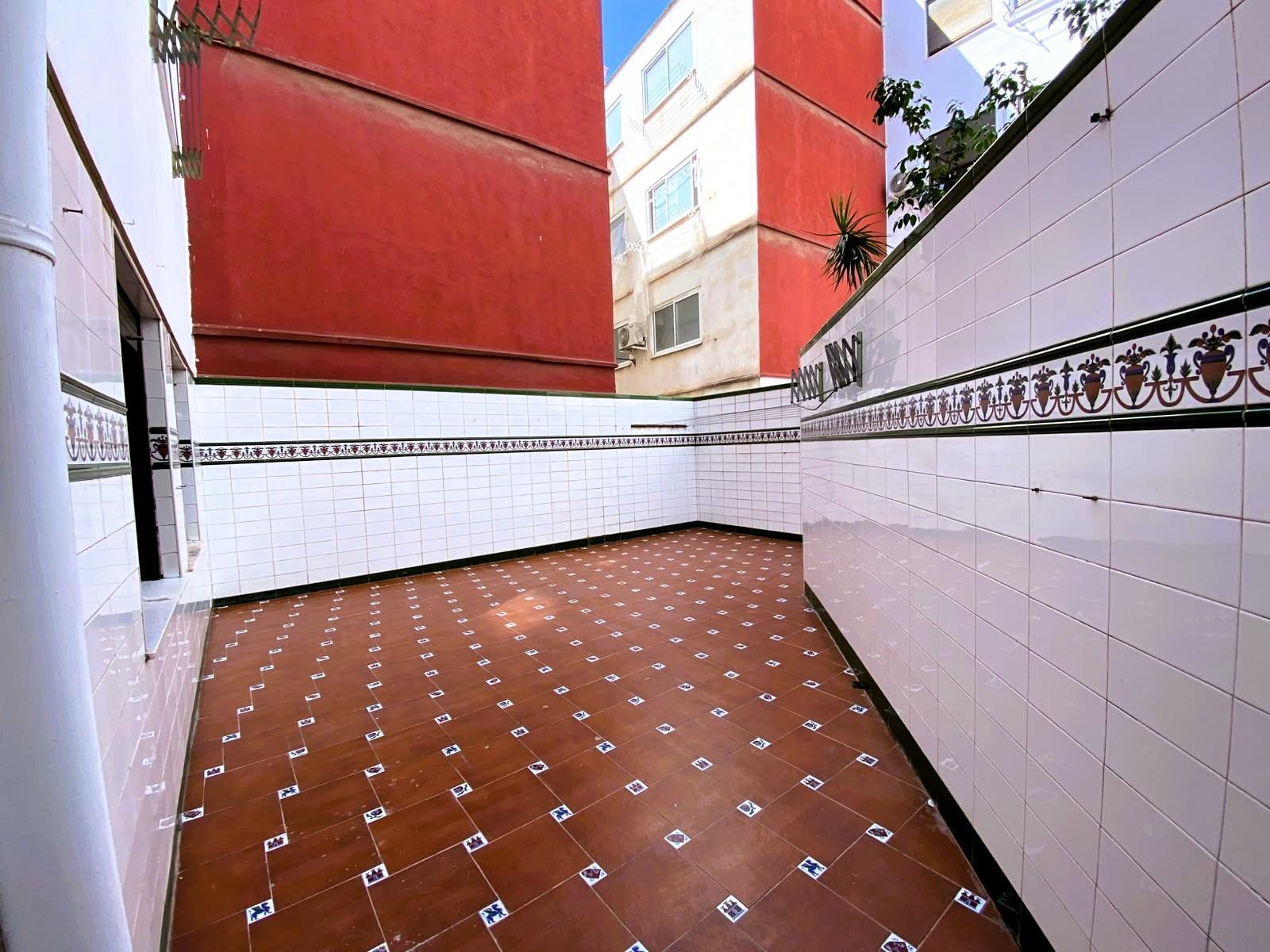 Mucho más que un piso: 4 dormitorios, terraza espectacular y un hogar esperando tu estilo.
