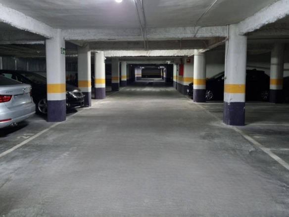 Exclusiva plaza de garaje parra coche y moto