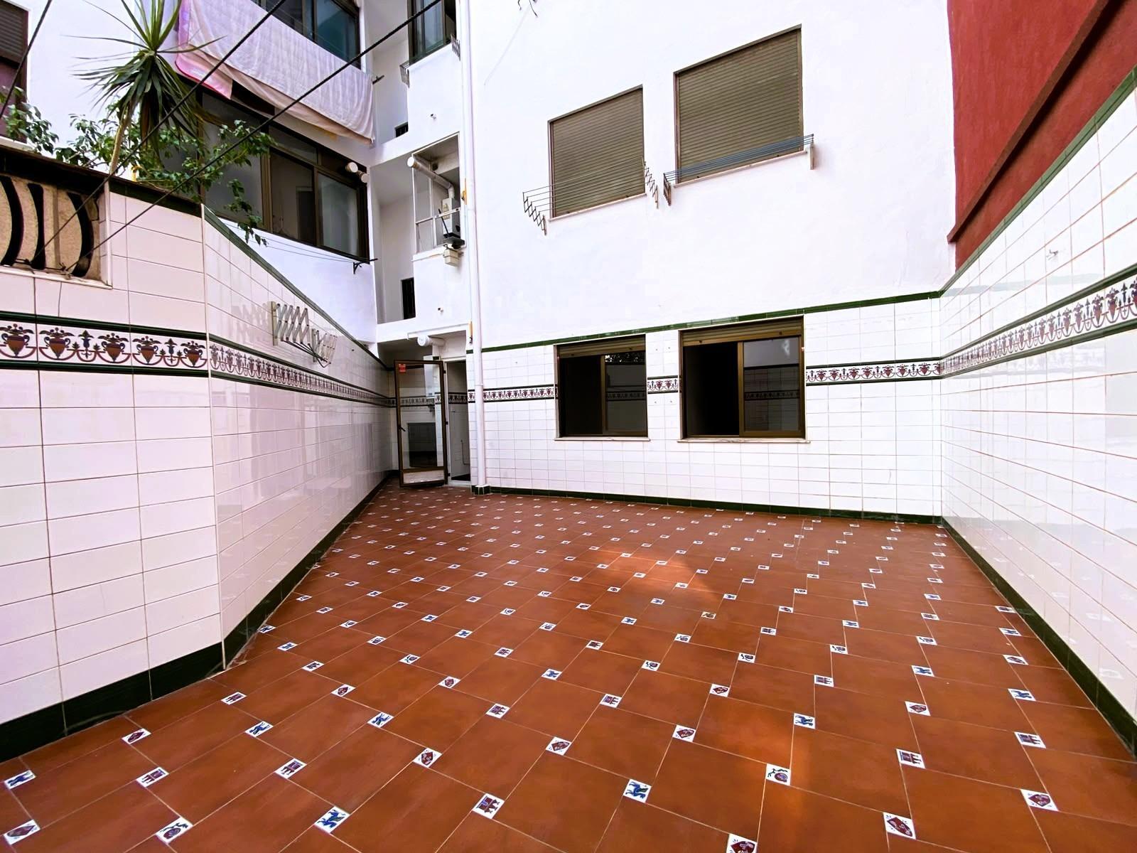 Mucho más que un piso: 4 dormitorios, terraza espectacular y un hogar esperando tu estilo.