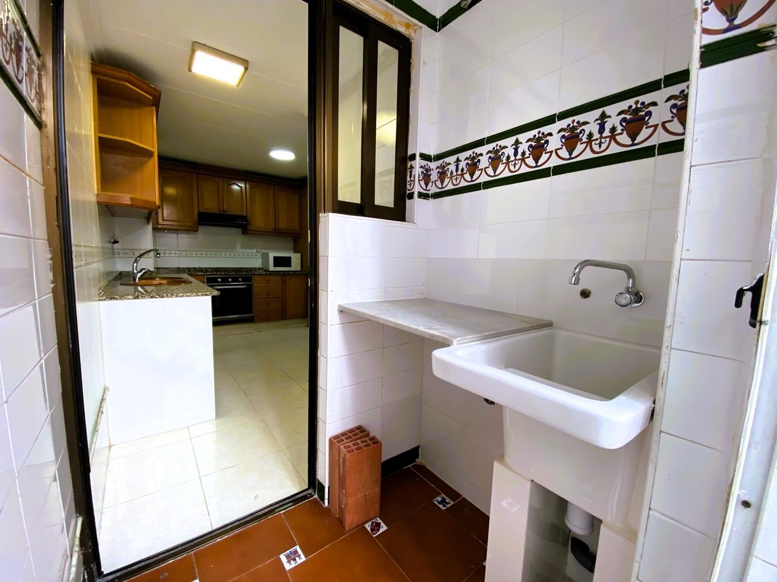 Mucho más que un piso: 4 dormitorios, terraza espectacular y un hogar esperando tu estilo.