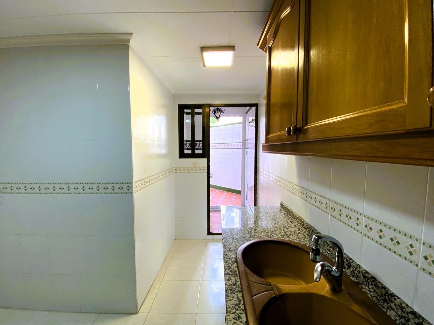 Mucho más que un piso: 4 dormitorios, terraza espectacular y un hogar esperando tu estilo.