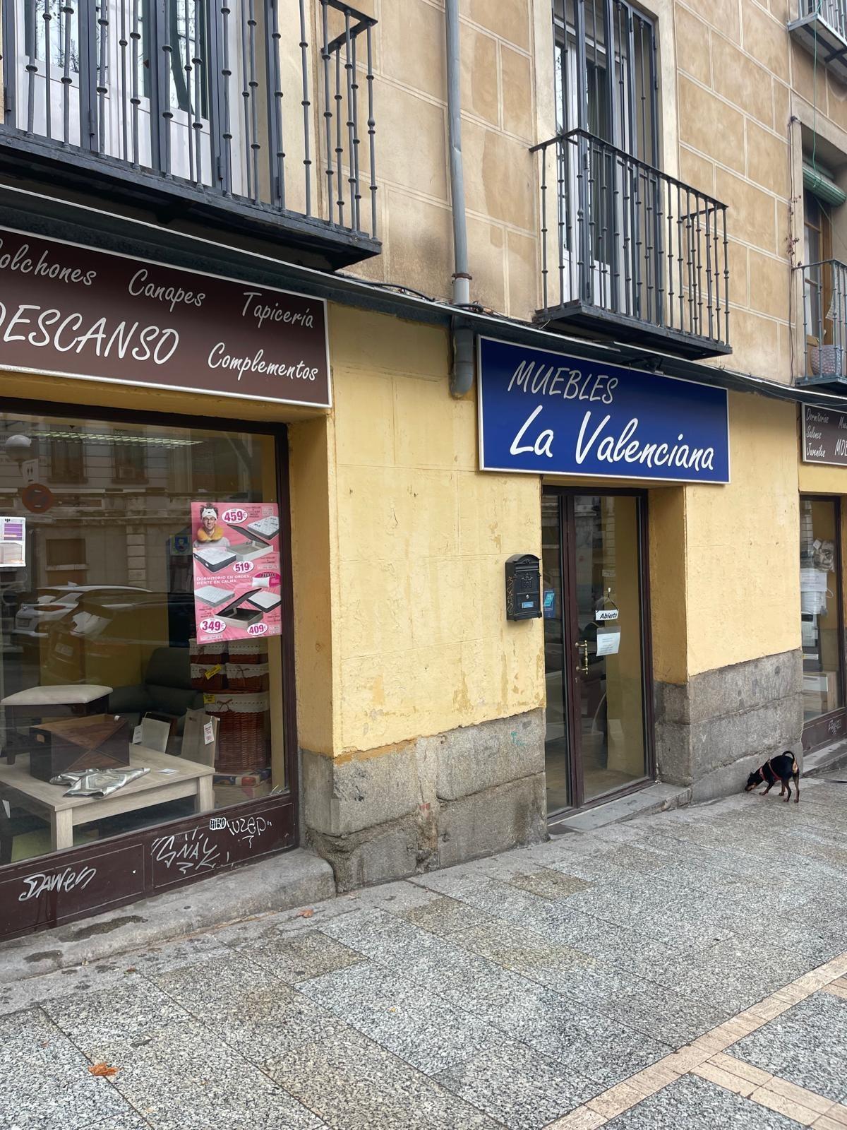 24-2-4 ^**^LOCAL CON MÁXIMA VISIBILIDAD EN EL CORAZÓN DEL RASTRO, MADRID^**^ En el corazón más vibrante y auténtico de Madrid se presenta esta magnífica oportunidad de alquiler en plena Ribera de Curti