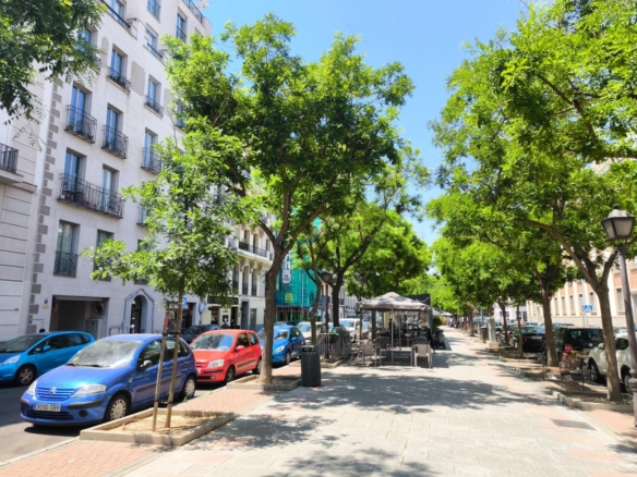 Plaza de garaje para coche grande