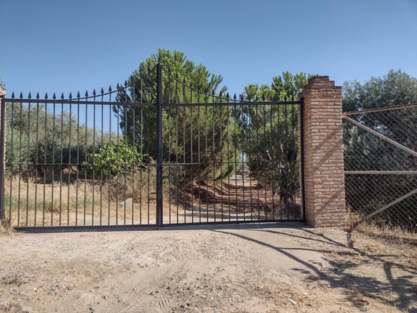 MAGNIFICA PARCELA DE CASI DOS HECTAREAS, CON CHALET Y PISCINA