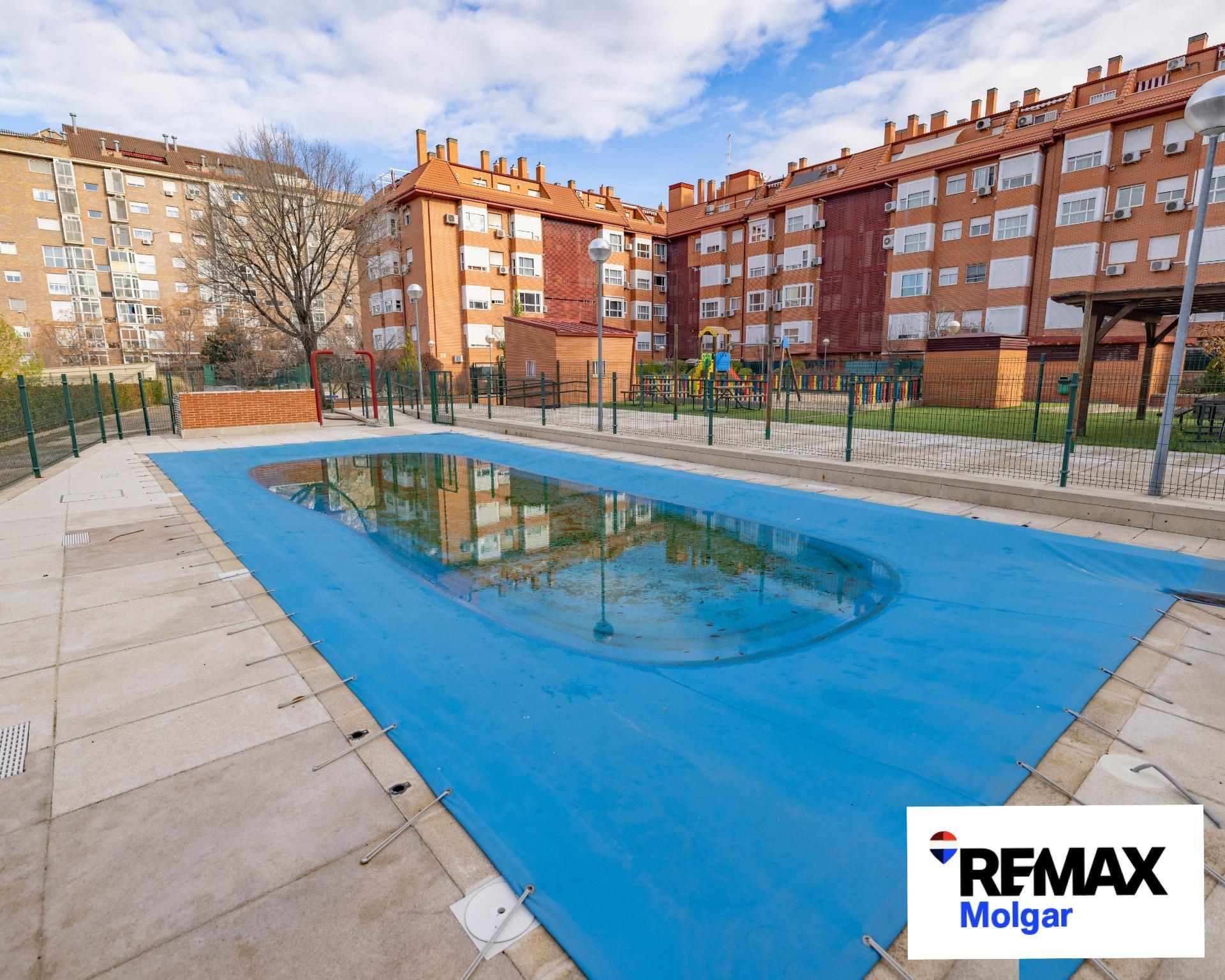 3-2-21 Piso luminoso en urbanización con piscina