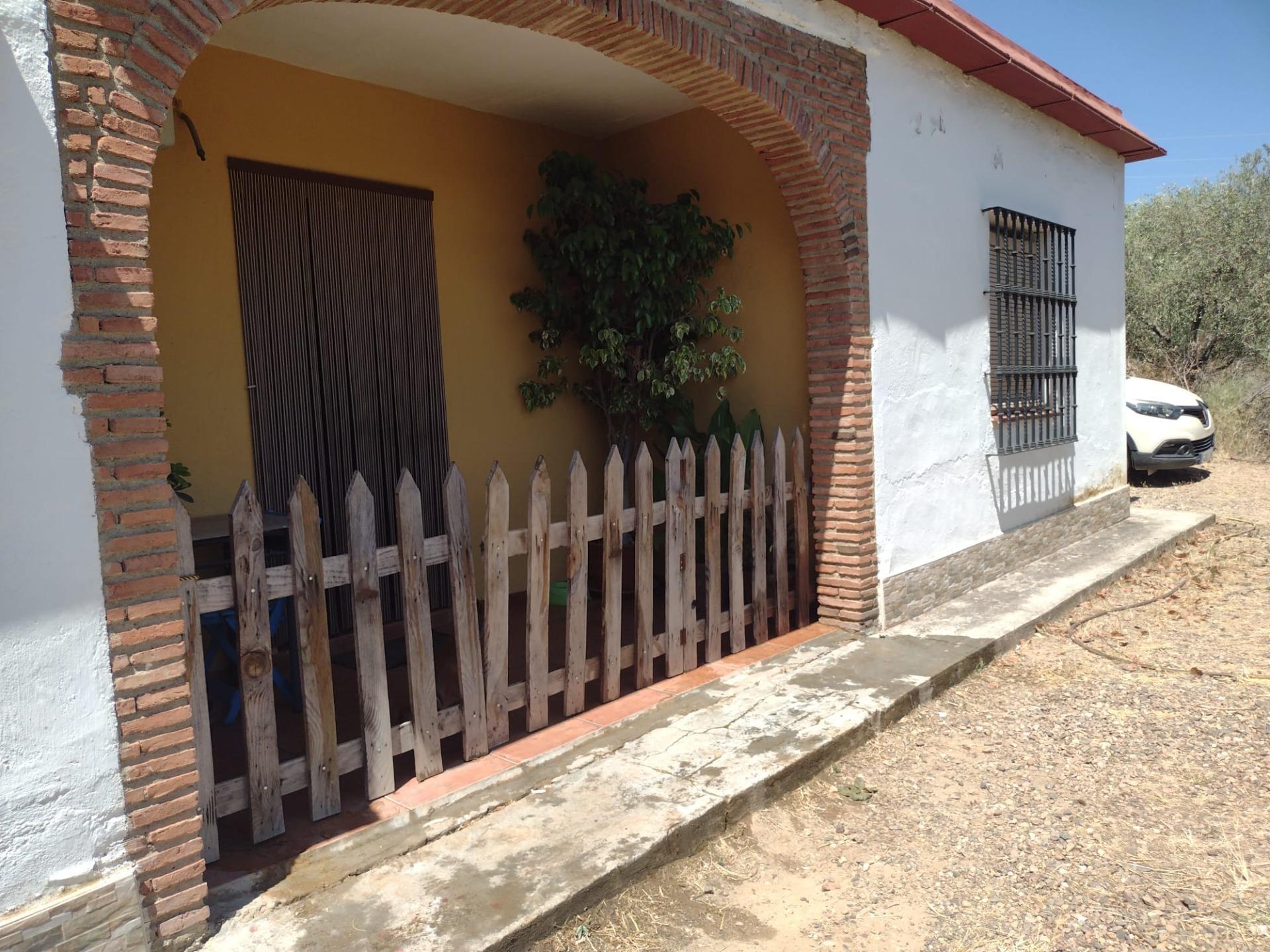 MAGNIFICA PARCELA DE CASI DOS HECTAREAS, CON CHALET Y PISCINA