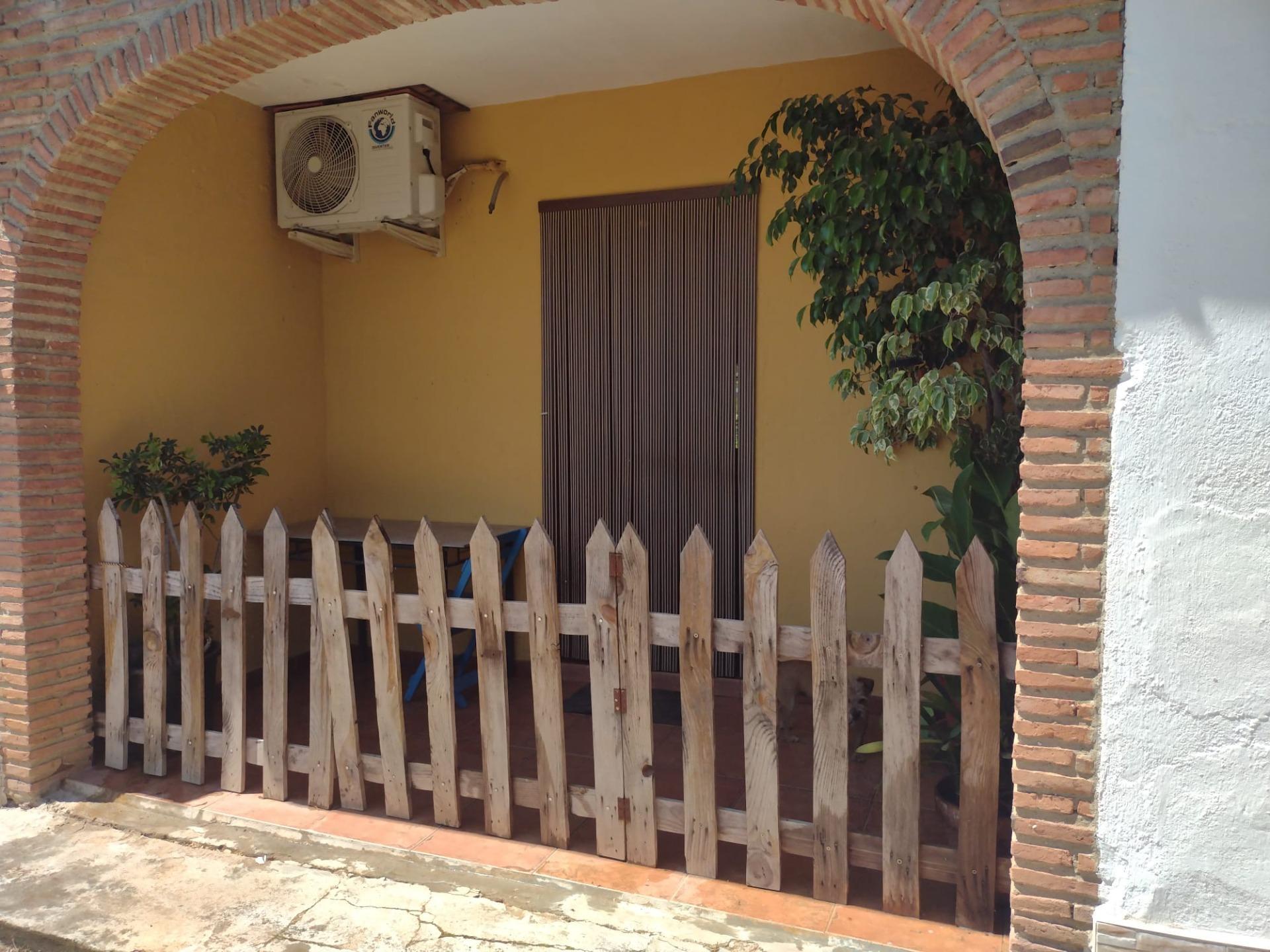 MAGNIFICA PARCELA DE CASI DOS HECTAREAS, CON CHALET Y PISCINA