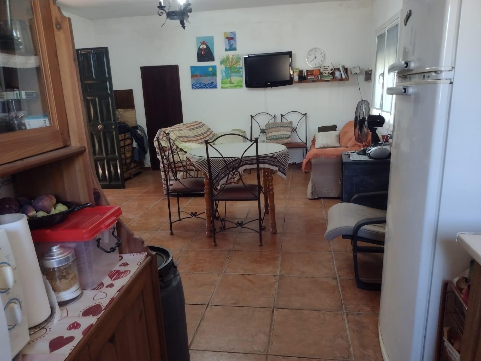 MAGNIFICA PARCELA DE CASI DOS HECTAREAS, CON CHALET Y PISCINA