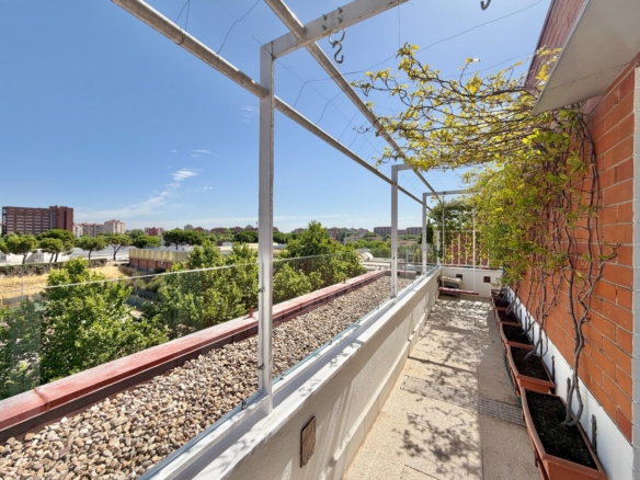 ^**^EXCLUSIVO DÚPLEX REFORMADO DE 140 M² CON ESPECTACULAR TERRAZA Y VISTAS PANORÁMICAS AL SKYLINE DE MADRID^**^