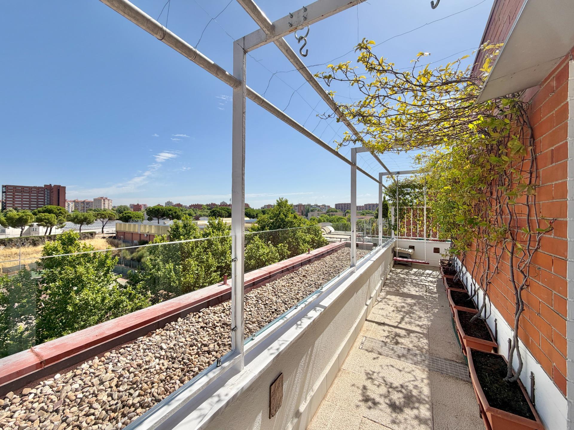 ^**^EXCLUSIVO DÚPLEX REFORMADO DE 140 M² CON ESPECTACULAR TERRAZA Y VISTAS PANORÁMICAS AL SKYLINE DE MADRID^**^