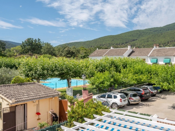 -URGE VENTA POR TRASLADO- ESPECTACULAR CHALET PAREADO CON 5 DORMITORIOS, GRANDES TERRAZAS, GARAJE Y PISCINA EN URBANIZACIÓN.