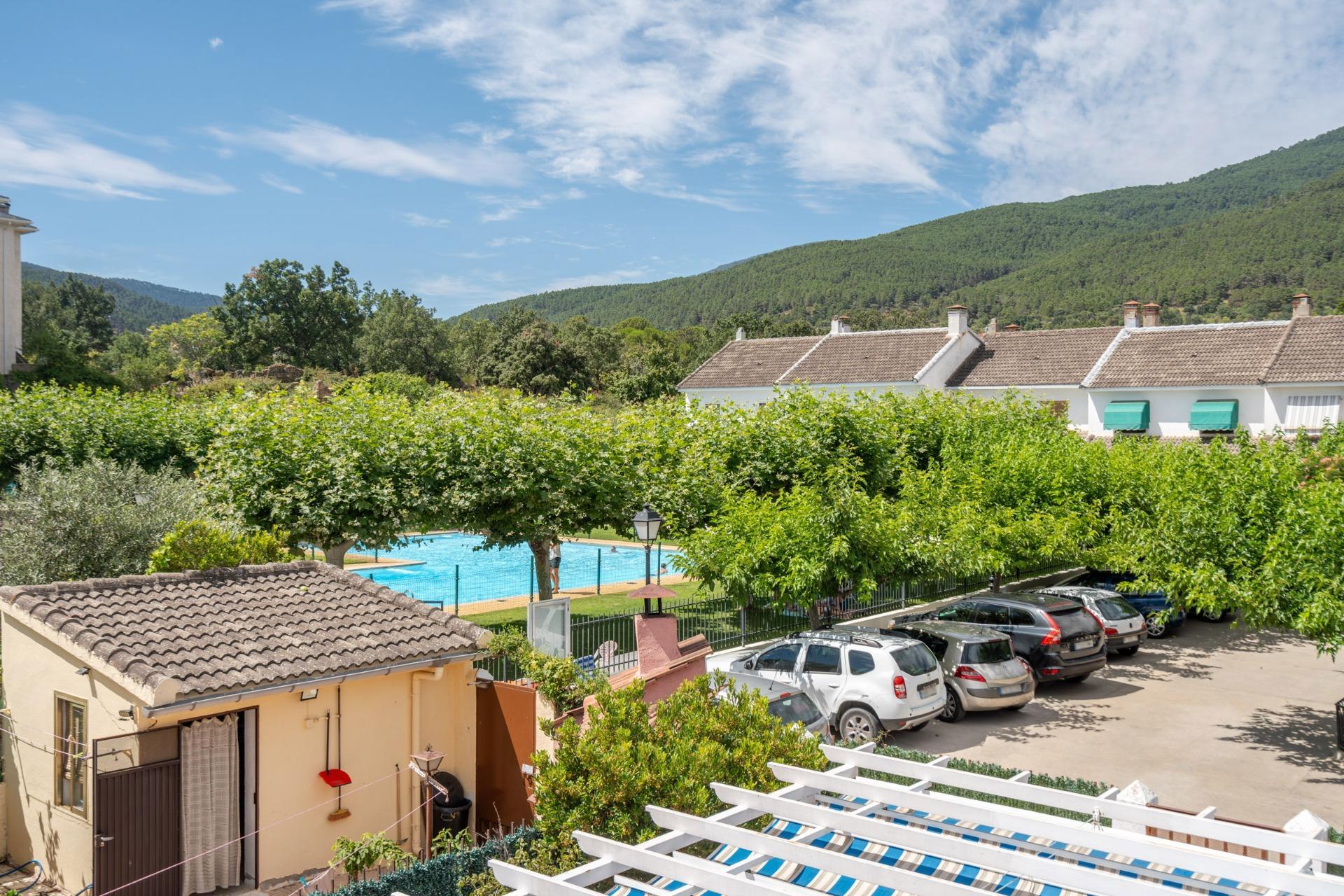 -URGE VENTA POR TRASLADO- ESPECTACULAR CHALET PAREADO CON 5 DORMITORIOS, GRANDES TERRAZAS, GARAJE Y PISCINA EN URBANIZACIÓN.