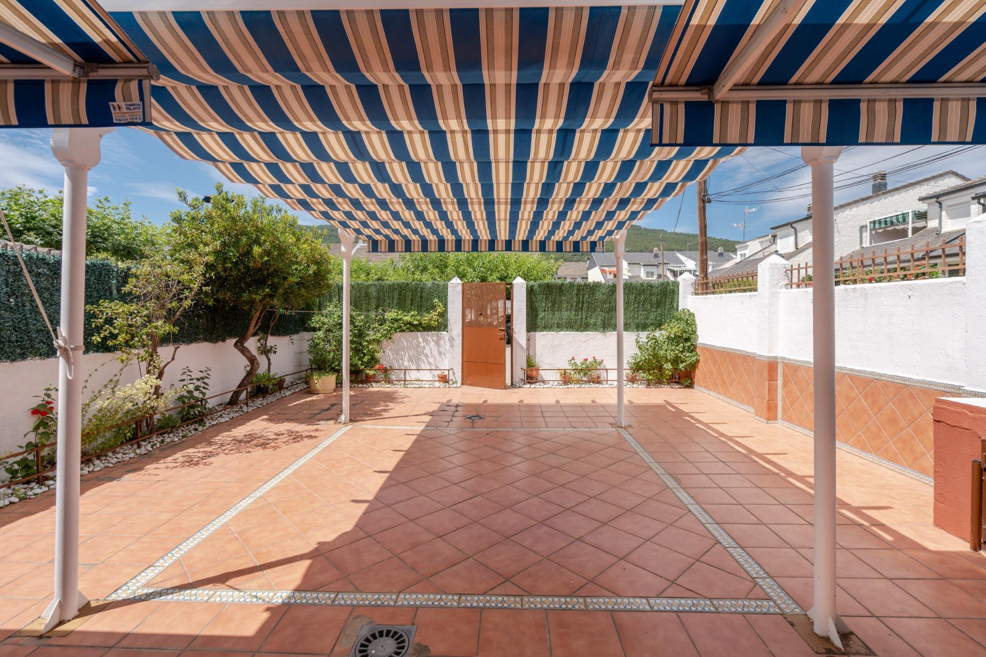 -URGE VENTA POR TRASLADO- ESPECTACULAR CHALET PAREADO CON 5 DORMITORIOS, GRANDES TERRAZAS, GARAJE Y PISCINA EN URBANIZACIÓN.