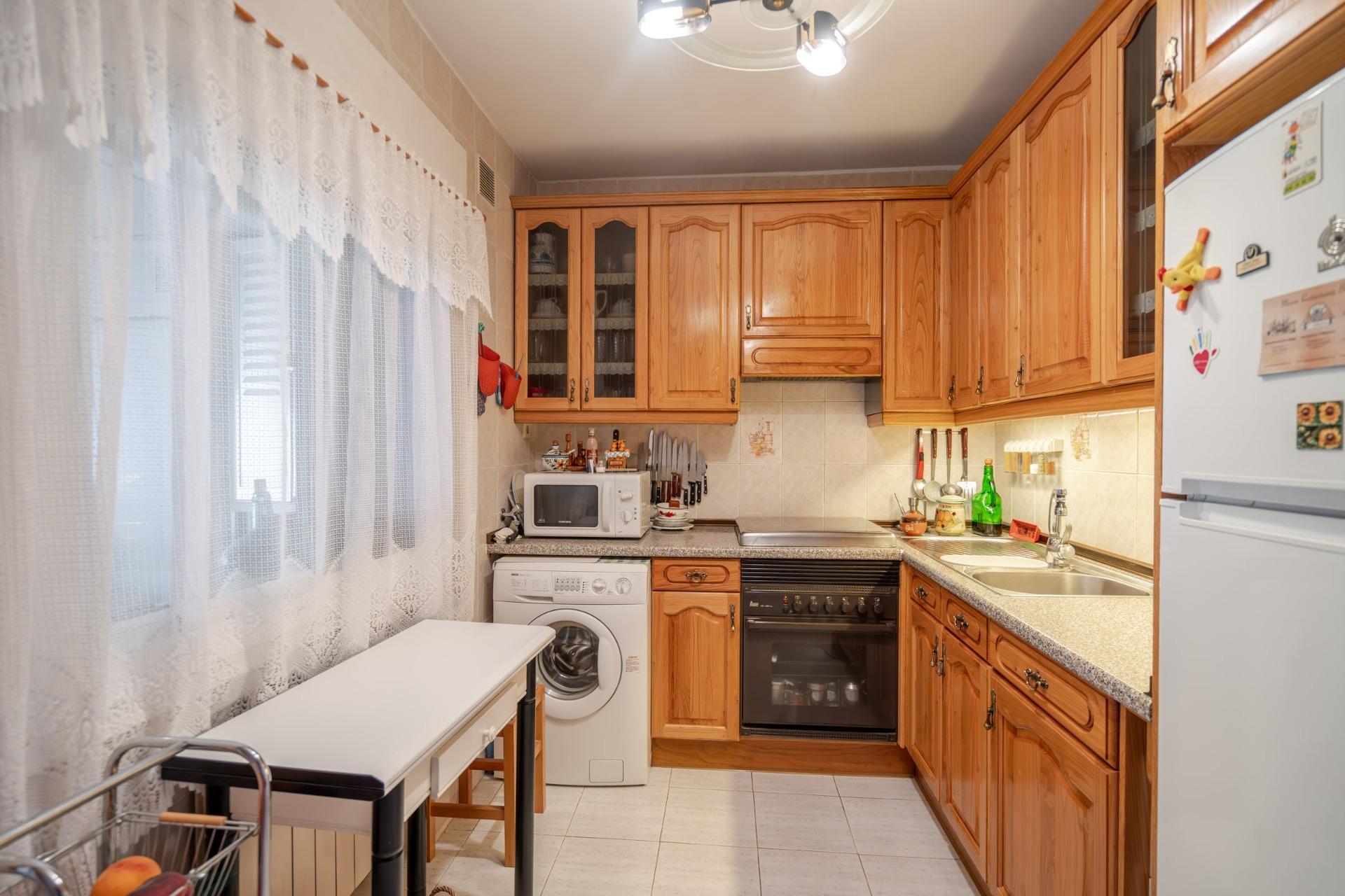 -URGE VENTA POR TRASLADO- ESPECTACULAR CHALET PAREADO CON 5 DORMITORIOS, GRANDES TERRAZAS, GARAJE Y PISCINA EN URBANIZACIÓN.