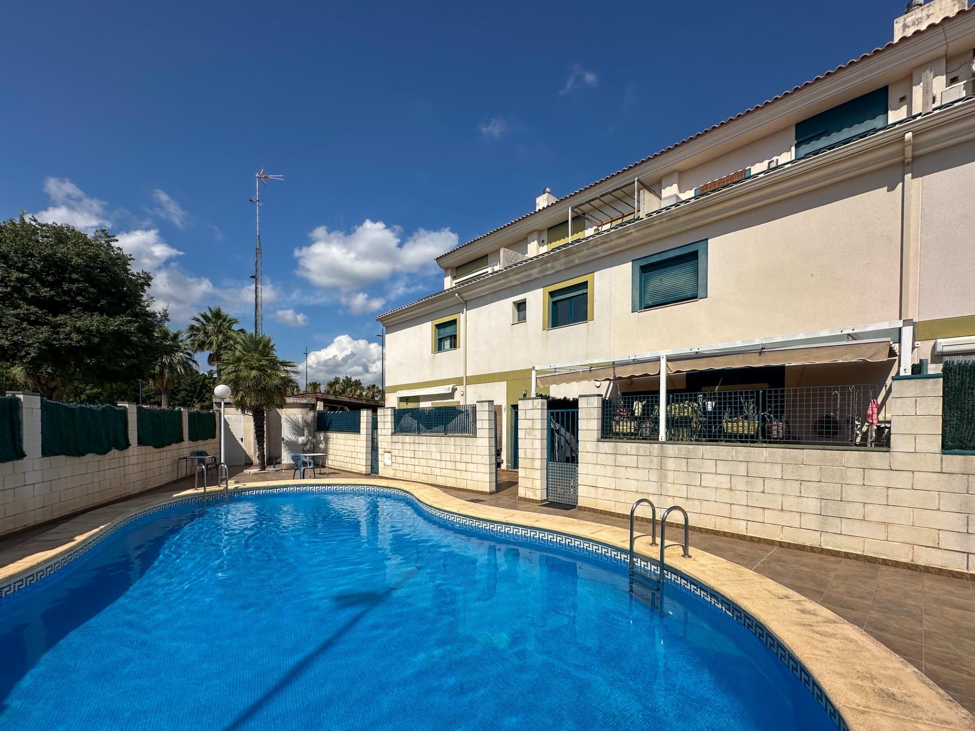 Magnífico adosado de 166 m² con piscina comunitaria en una tranquila zona residencial de Gandía
