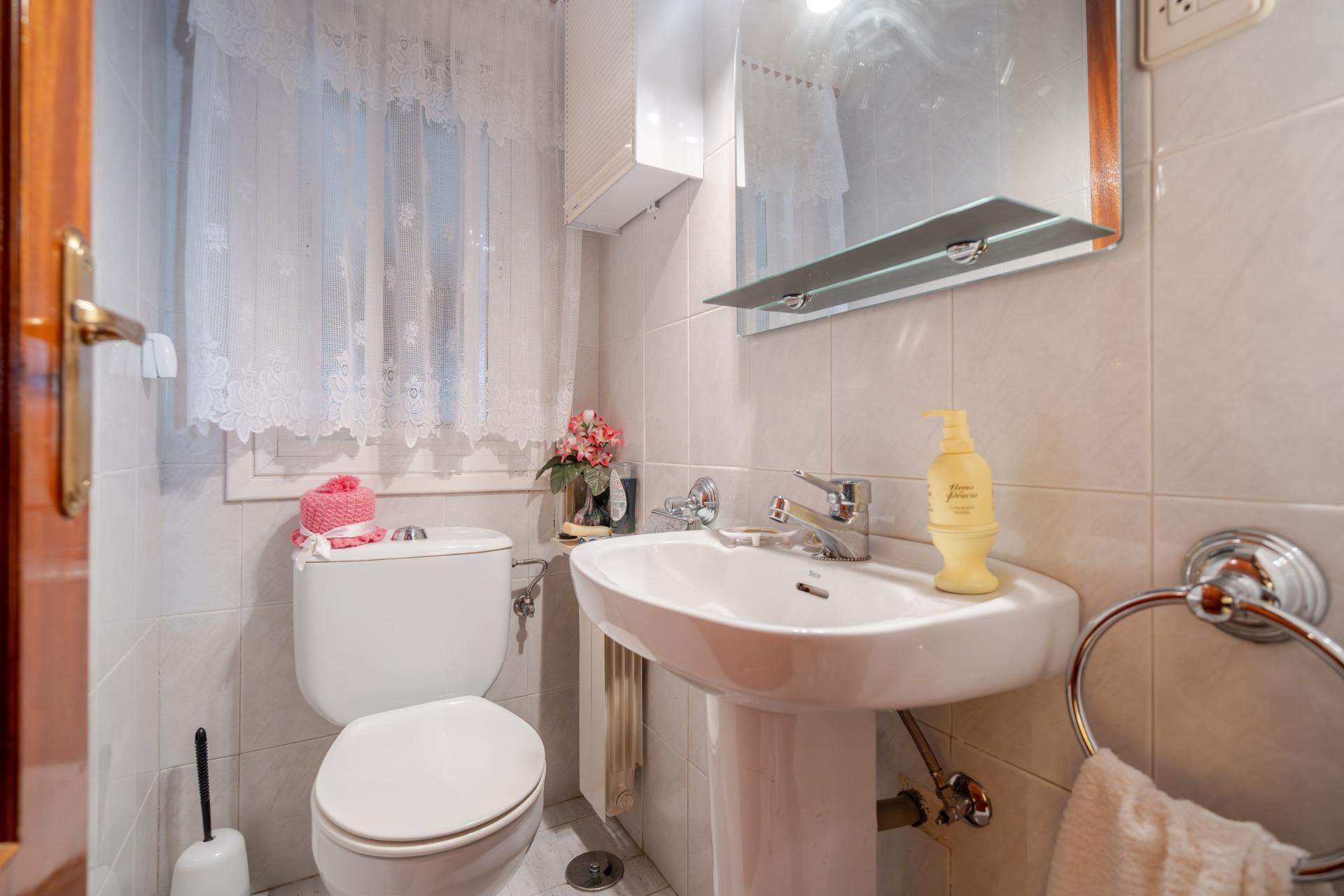 -URGE VENTA POR TRASLADO- ESPECTACULAR CHALET PAREADO CON 5 DORMITORIOS, GRANDES TERRAZAS, GARAJE Y PISCINA EN URBANIZACIÓN.