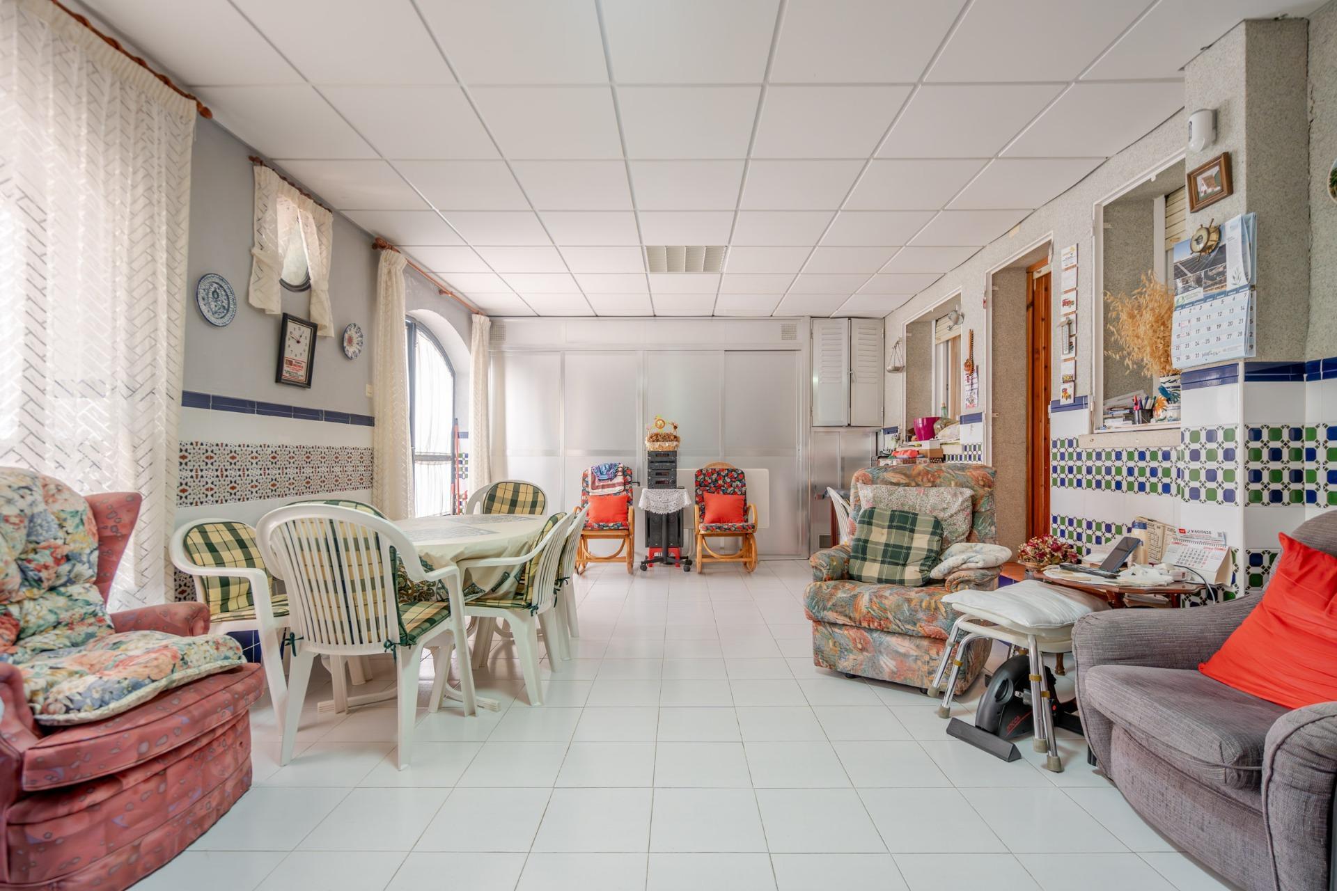 -URGE VENTA POR TRASLADO- ESPECTACULAR CHALET PAREADO CON 5 DORMITORIOS, GRANDES TERRAZAS, GARAJE Y PISCINA EN URBANIZACIÓN.