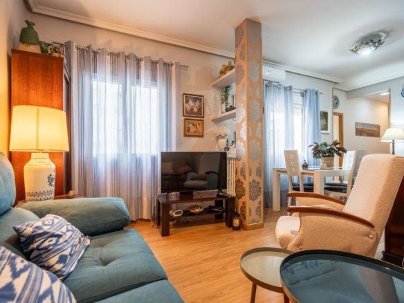 ^**^PRECIOSO PISO EN RETIRO, AVENIDA CIUDAD DE BARCELONA^**^  Exclusiva oportunidad de adquirir una vivienda en una de las zonas más emblemáticas y demandadas de Madrid: Retiro, un distrito que comb