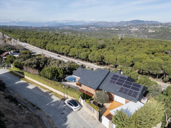 ^**^EXCLUSIVO CHALET CON VISTAS ESPECTACULARES, PISCINA CLIMATIZADA Y JARDÍN PRIVADO^**^ Este magníf