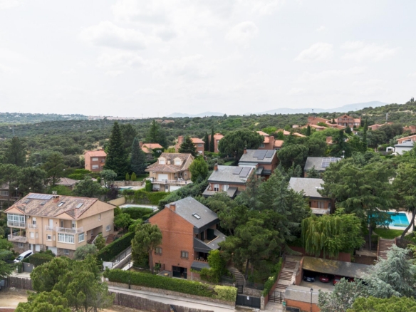 MAGNÍFICO CHALET INDEPENDIENTE EN URBANIZACIÓN EXCLUSIVA CON PISCINA JUNTO A LA COLONIA TORRELODONES